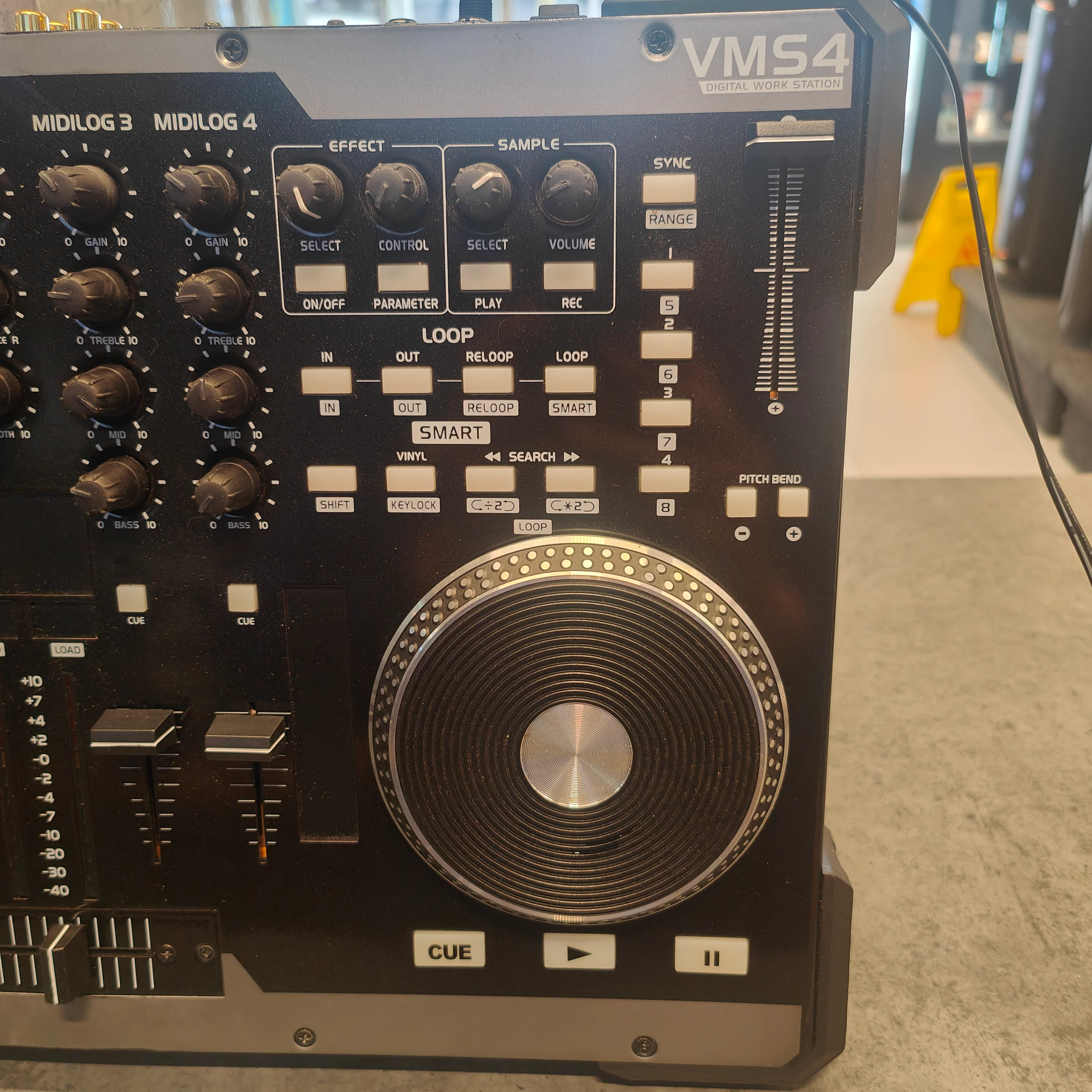 American Audio VMS4 digital Work Station With Hard Case - Image 4