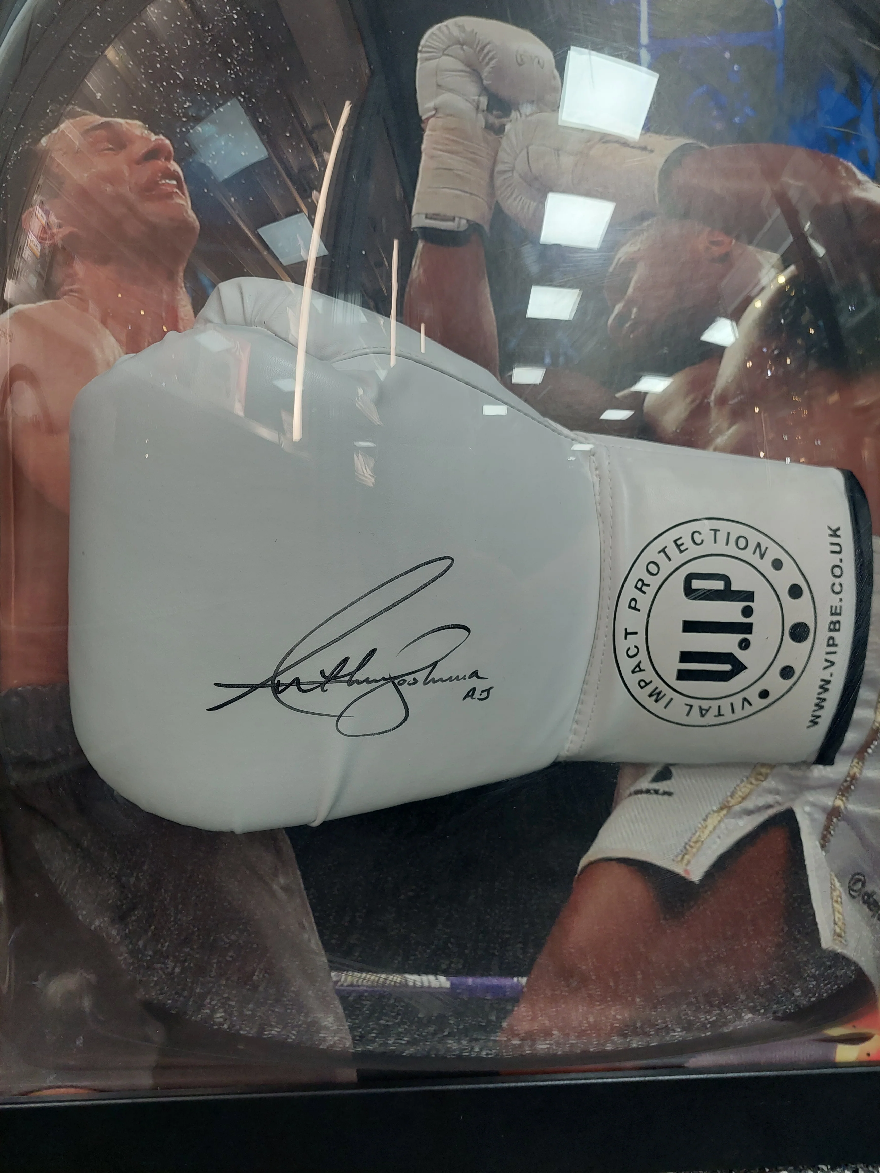 Anthony Joshua Signed Boxing Glove in Case-ICONS ON TOUR Certificate of authenticity - Image 2