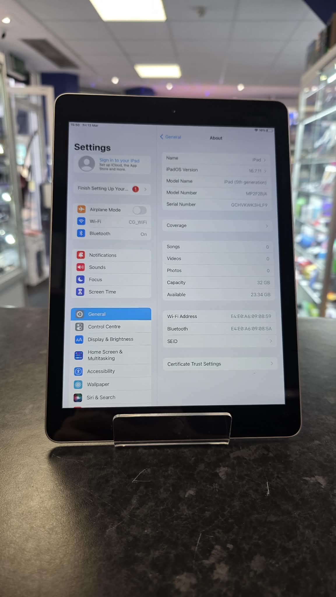 Apple iPad 5th Gen 32gb - Image 4