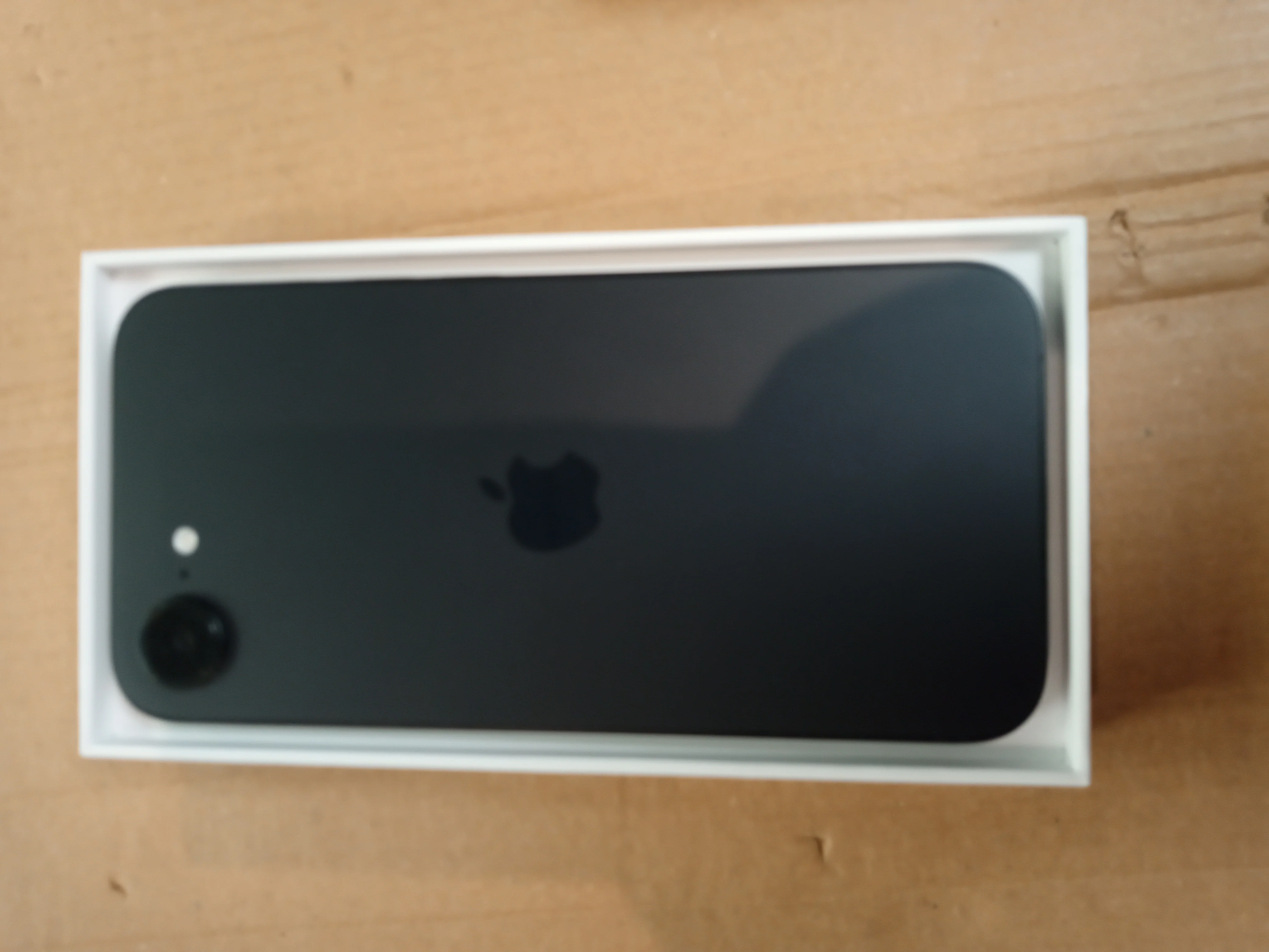 Apple iPhone 16e - Image 3