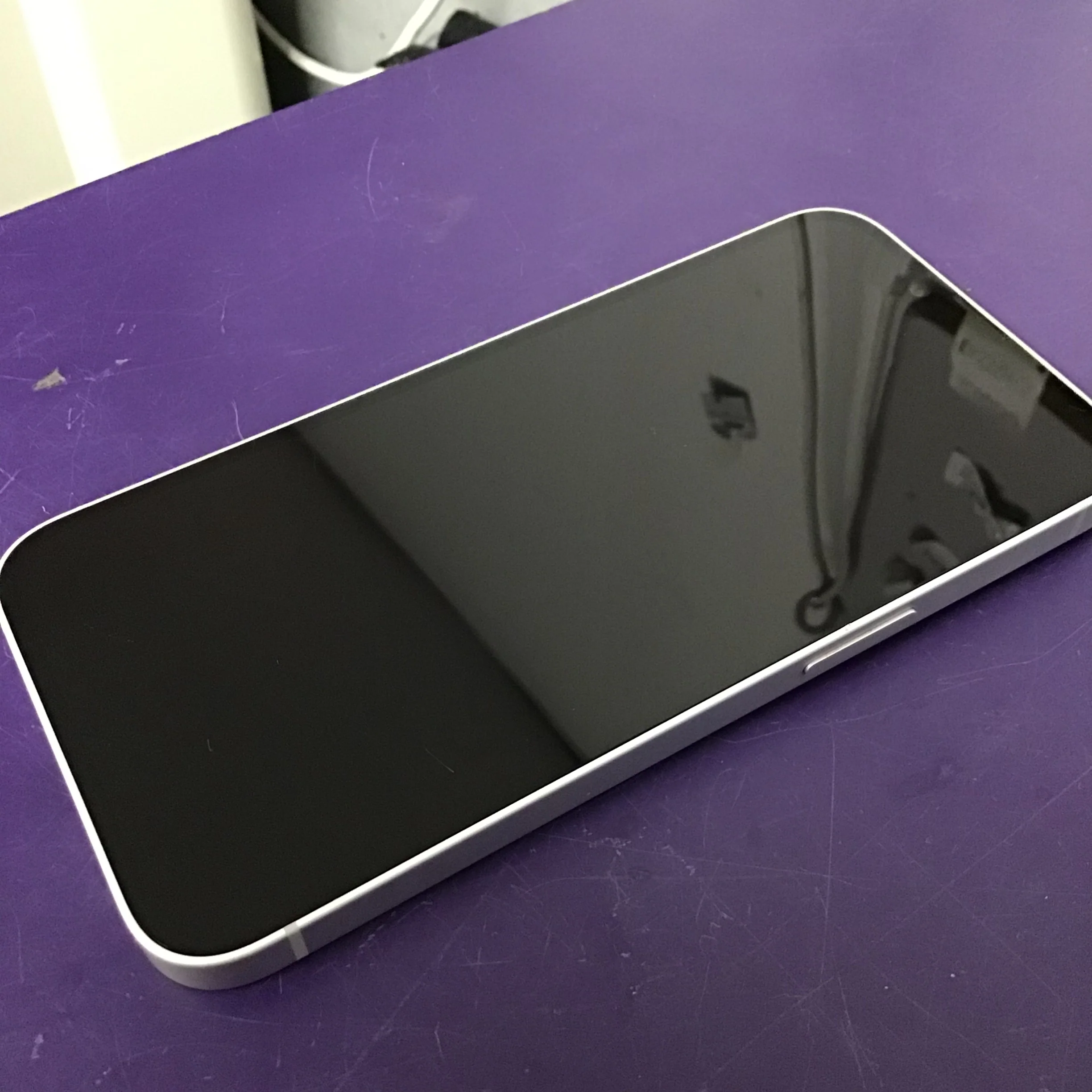 Apple iPhone 16e - Image 2