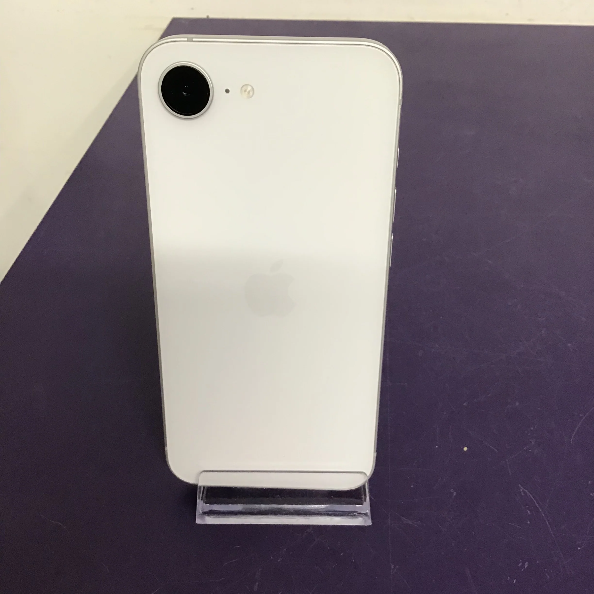 Apple iPhone 16e - Image 4