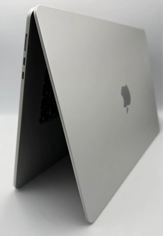 Apple MacBook Air (8- CPU 10-GPU) 16GB RAM, 256GB SSD, 15”, Silver, 100% battery cap - Image 3