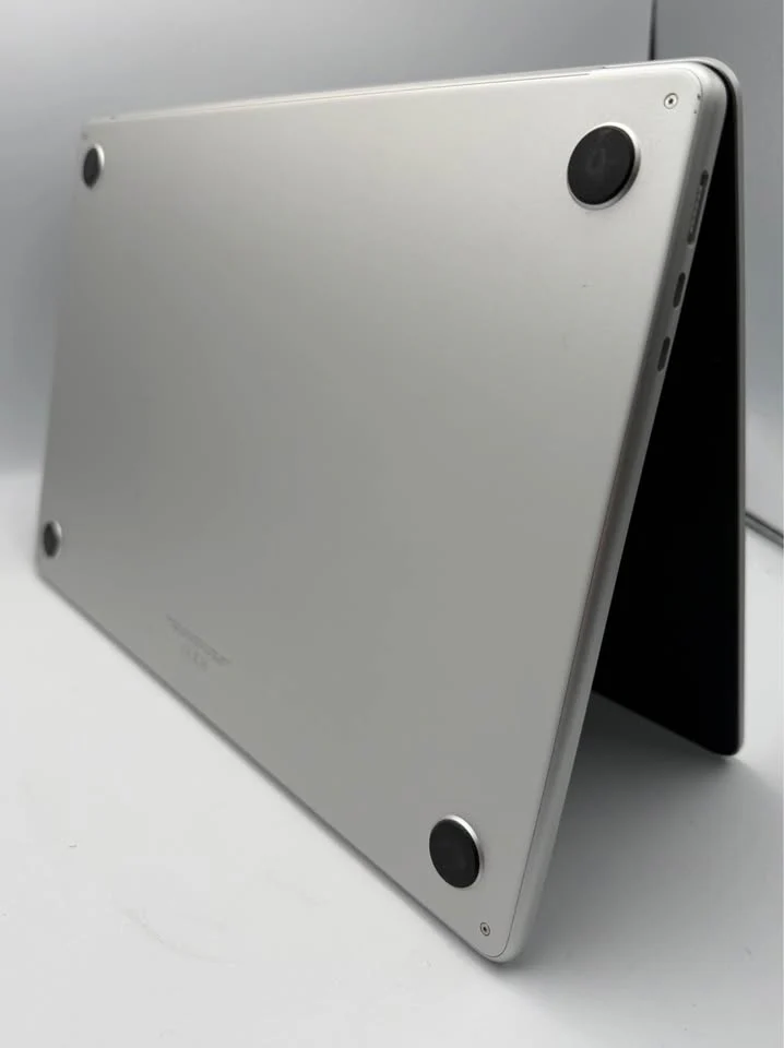Apple MacBook Air (8- CPU 10-GPU) 16GB RAM, 256GB SSD, 15”, Silver, 100% battery cap - Image 4