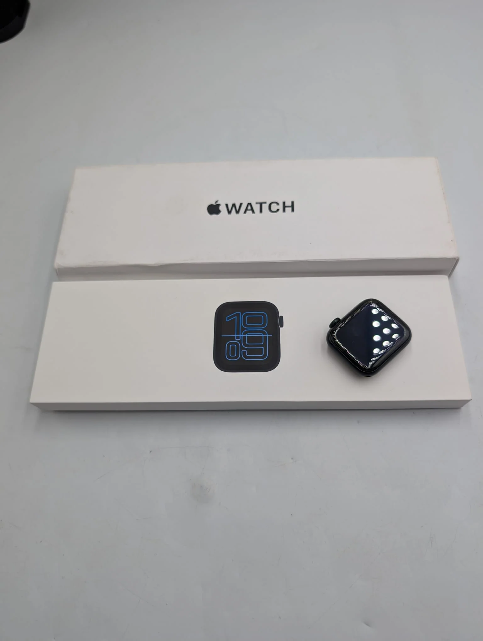 Apple Watch SE 3 Aluminium Case, Boxed, Like new - Image 2