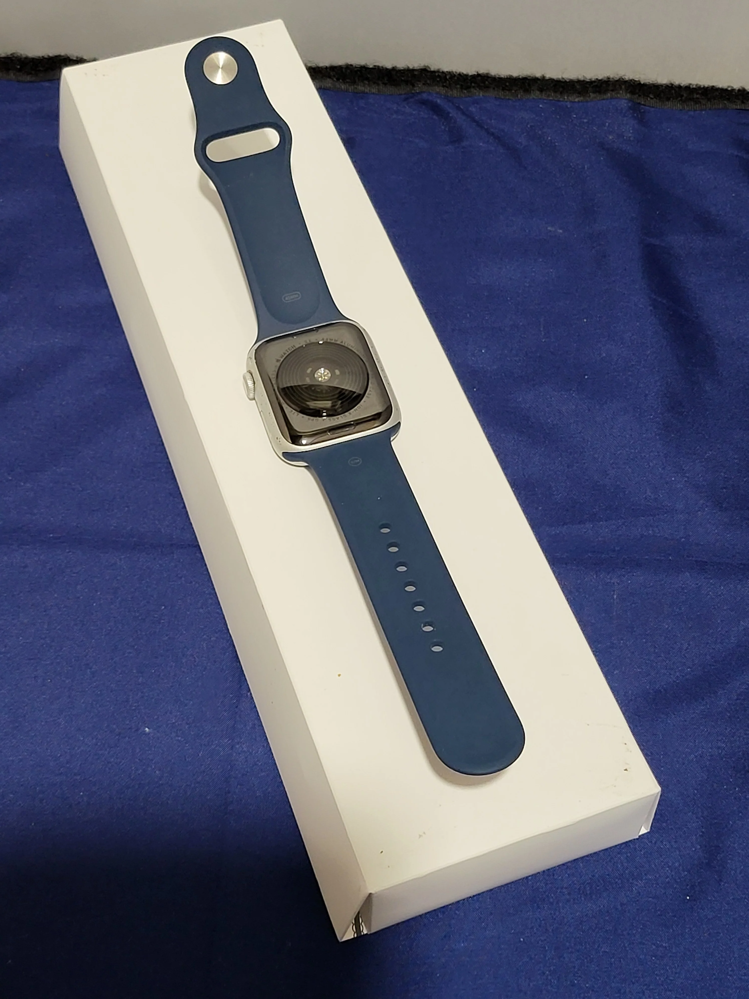 Apple Watch SE (GPS + Cellular, 44 mm) - Silver Aluminium Case with Abyss Blue Sports Band - Image 2