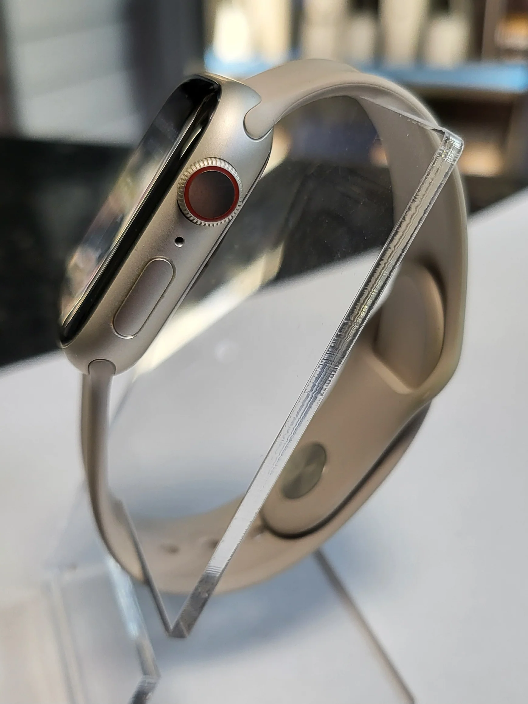 Apple Watch Series 7 (Cellular), Starlight Aluminium, 41mm with S/M strap - Image 2