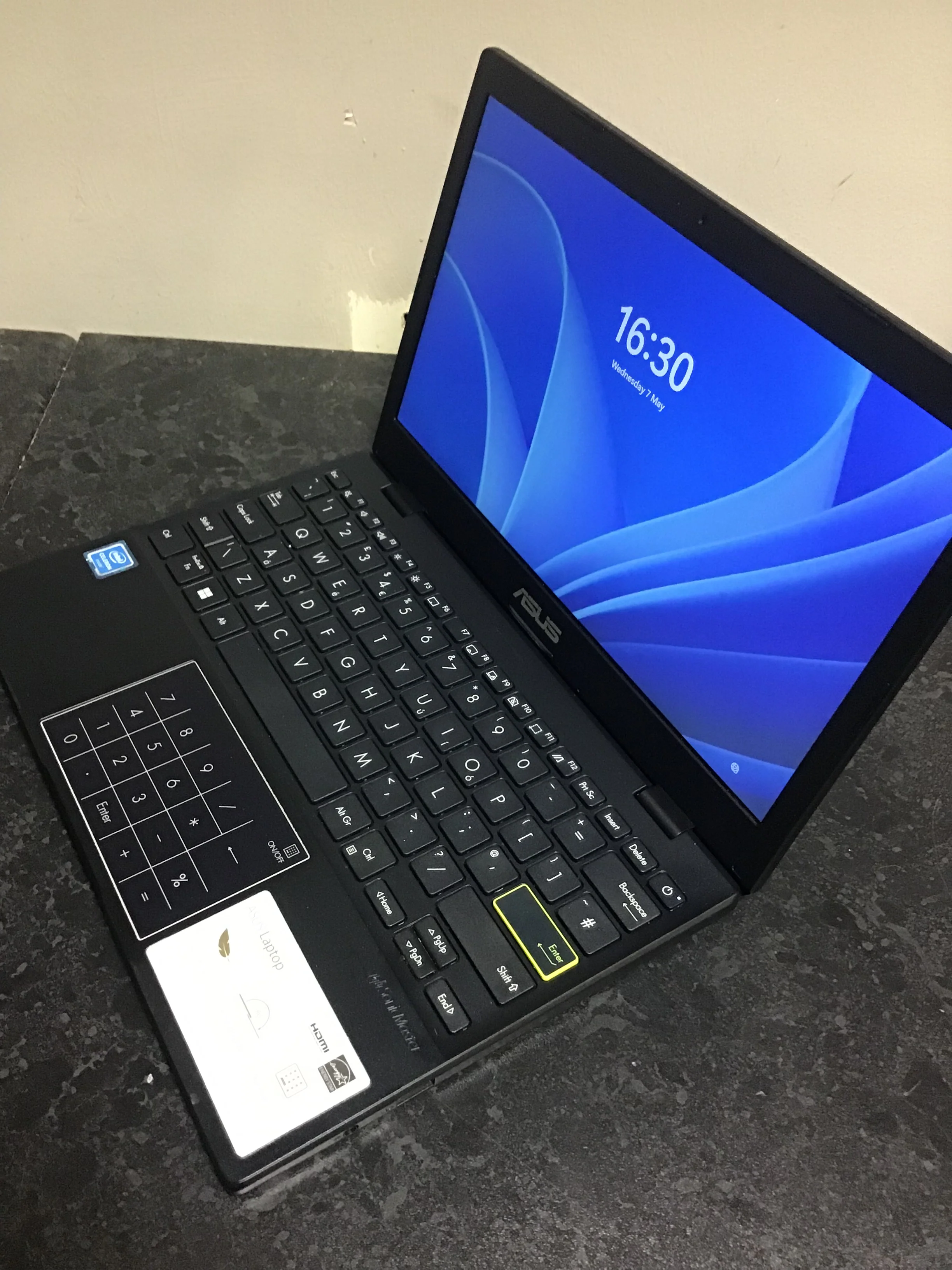 Asus laptop - Image 2