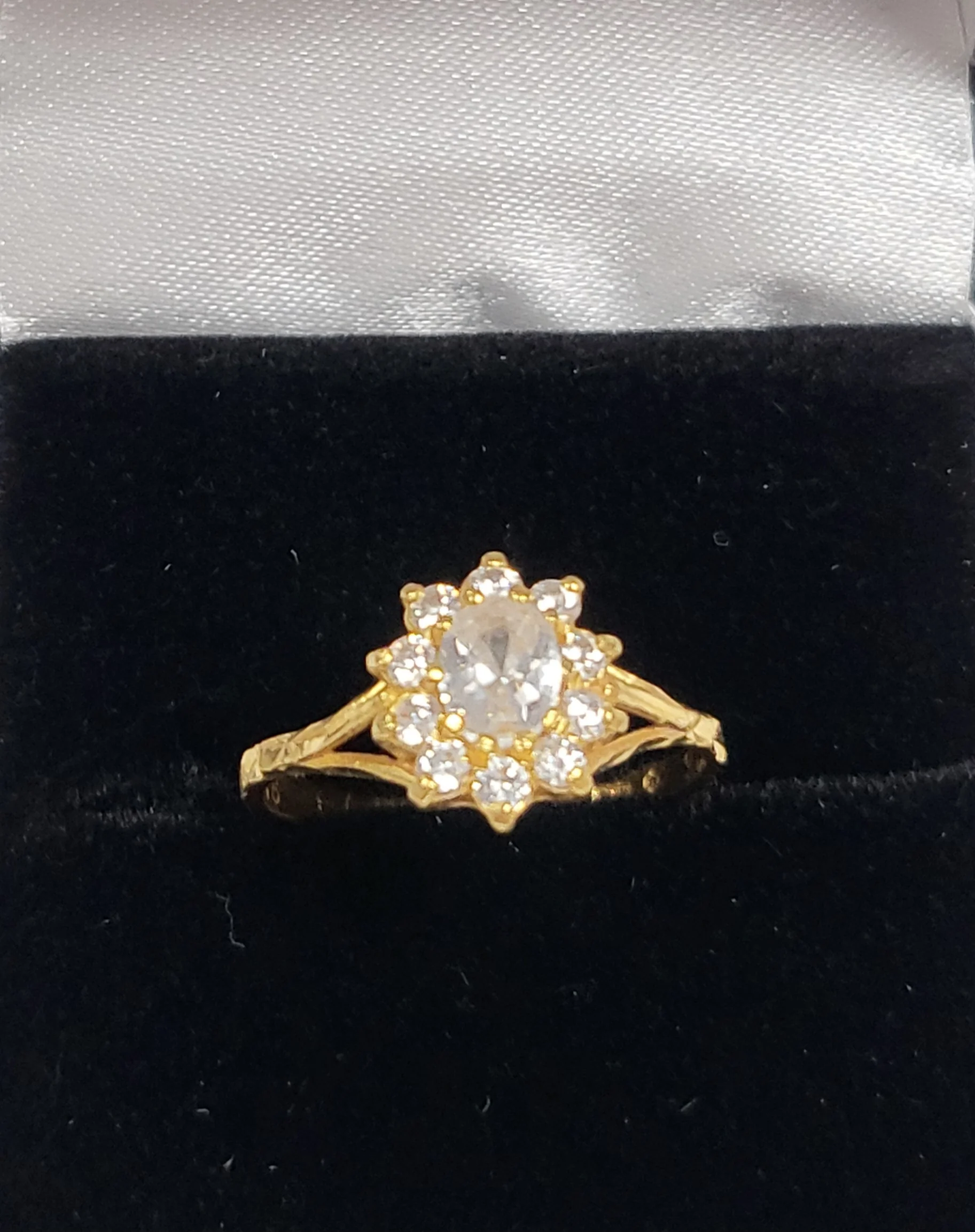 Beautiful 22CT - Yellow Gold Ring With Clear Stones - 2.05g - Size J - Hallmarked
