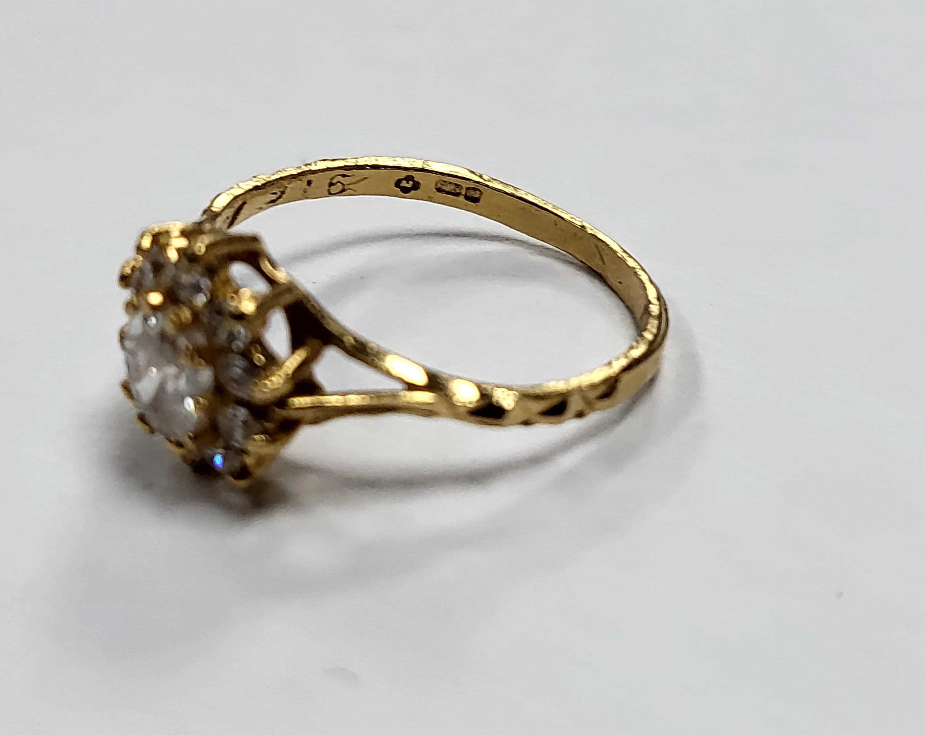Beautiful 22CT - Yellow Gold Ring With Clear Stones - 2.05g - Size J - Hallmarked - Image 2
