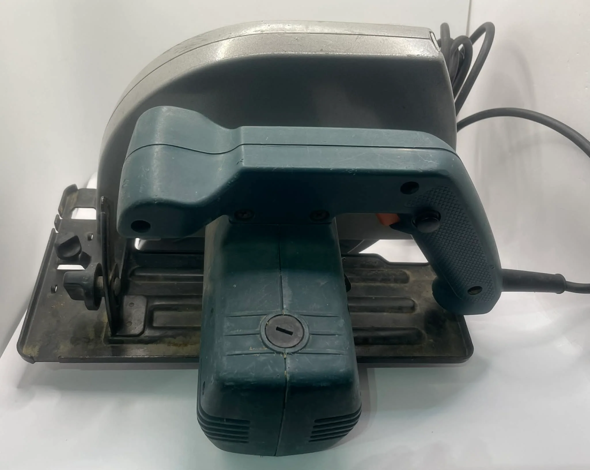 Black and Decker 1000w Saw - Image 2