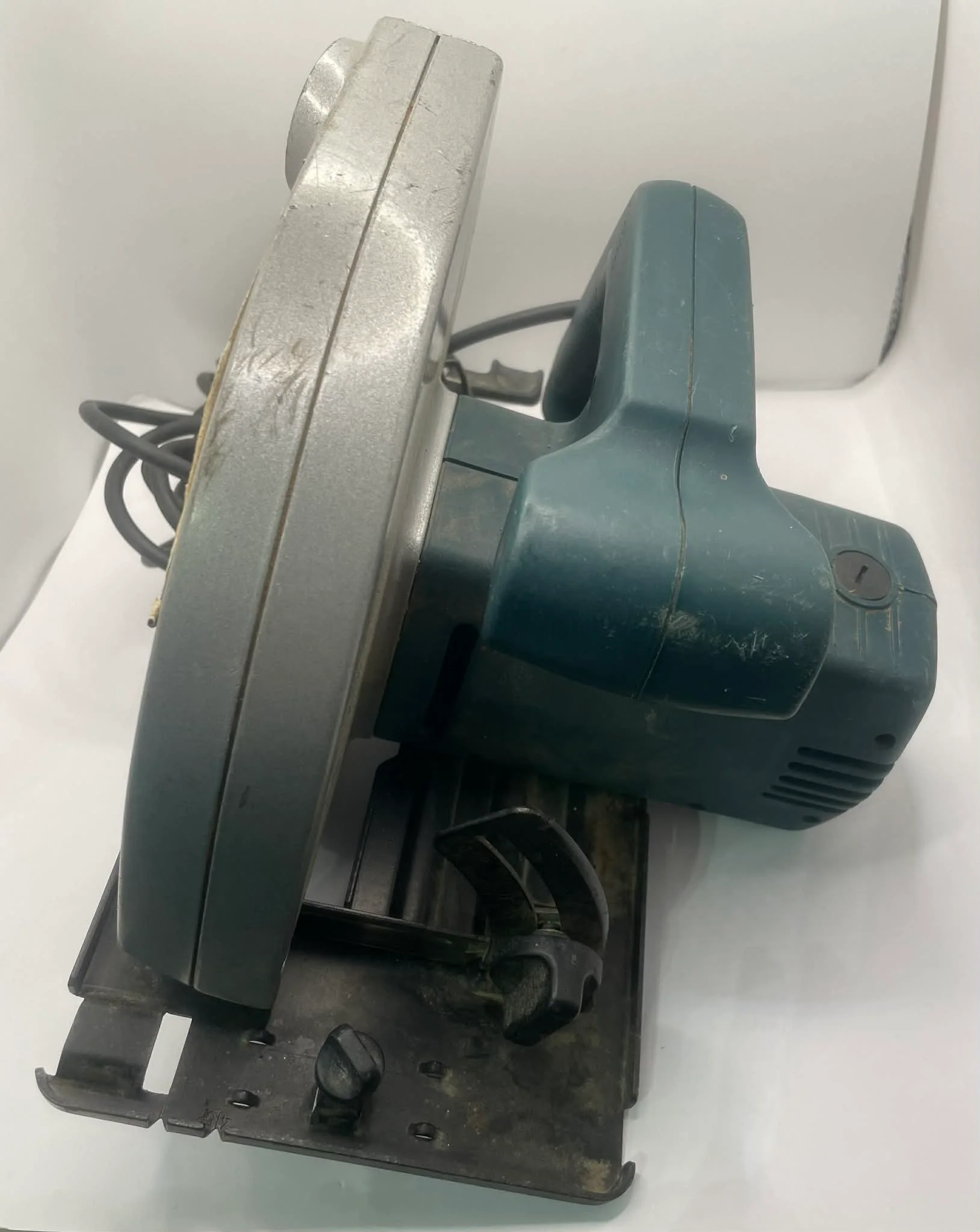 Black and Decker 1000w Saw - Image 3