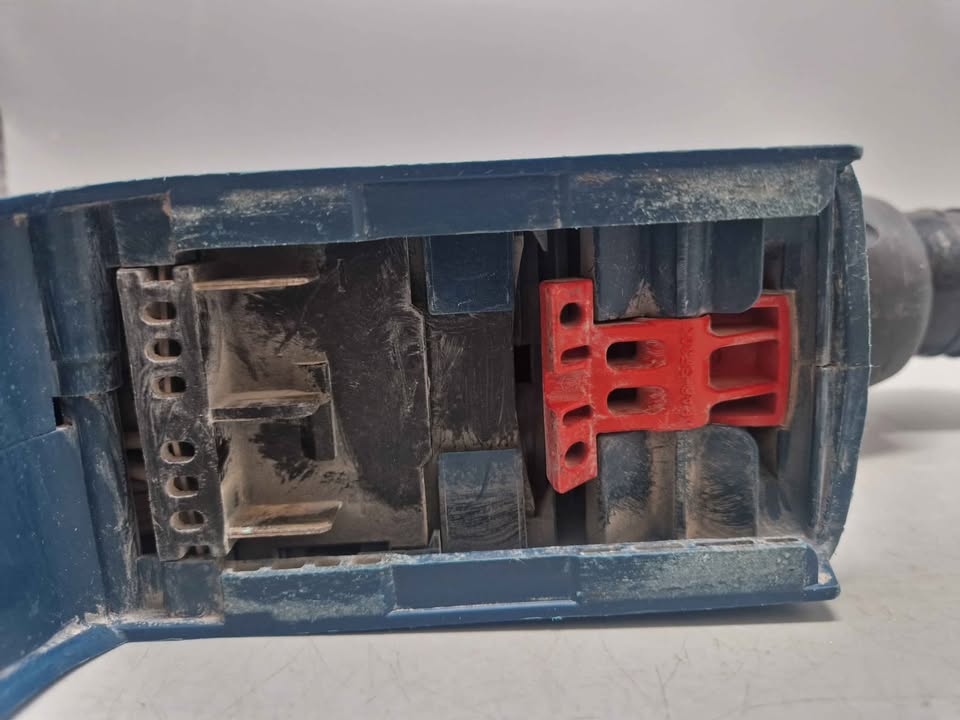 Bosch professional GBH 36 V-LI NO BATTERY BUT HAS CHARGER - Image 3
