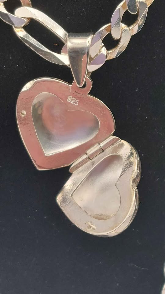 *BRAND NEW* 925 silver chain Figaro style with hart Locket pendent 30.1g Boxed 24" - Image 4