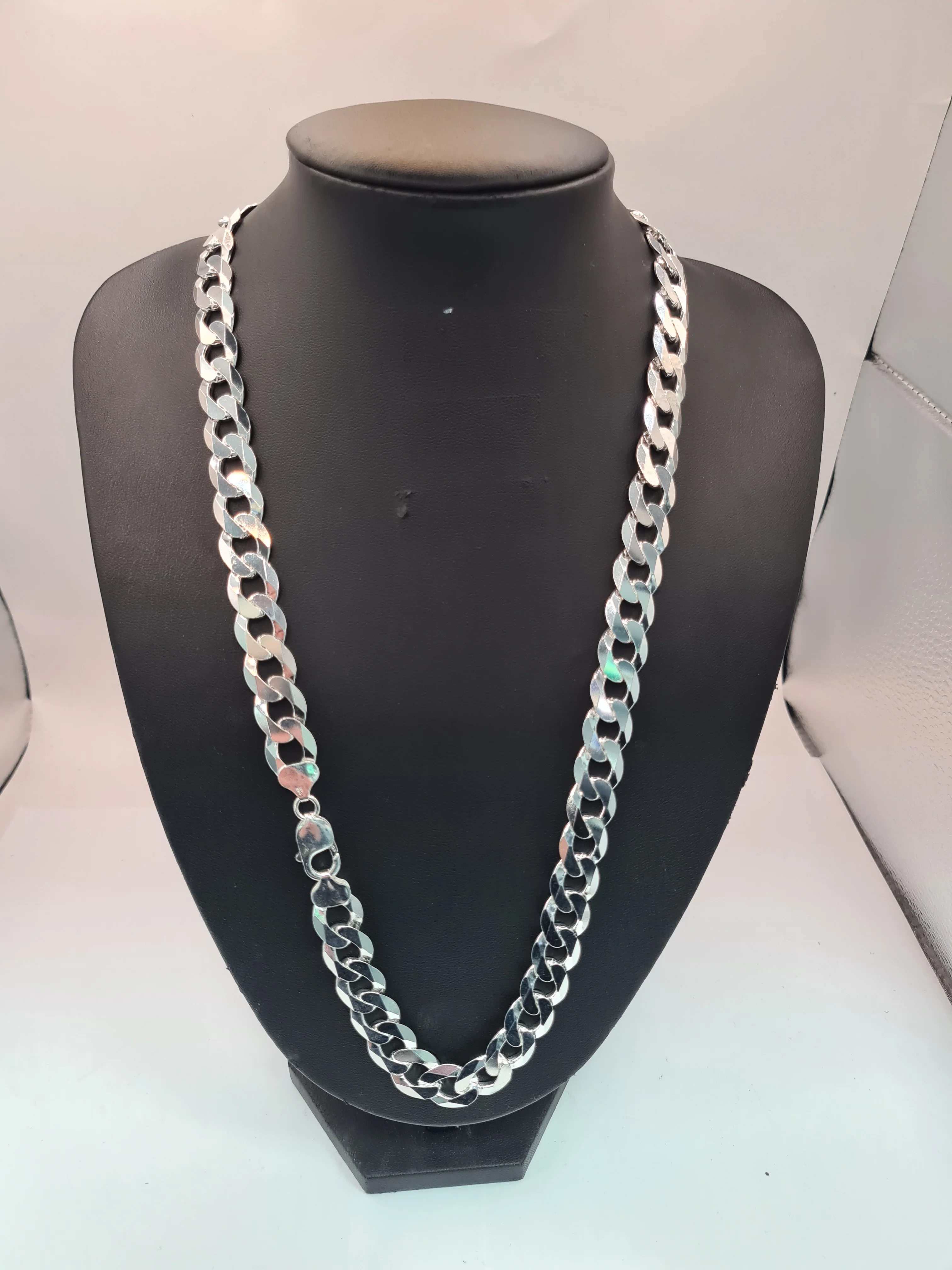 BRAND NEW SILVER CHAIN ,WEIGHT, 98.64 ,LENGHT 26" BOXED