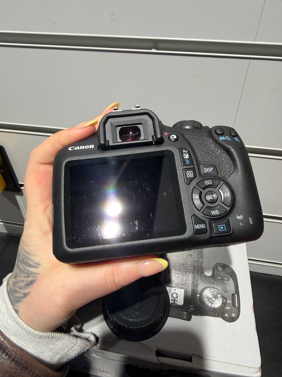 Canon EOS 2000D Black + 18-55mm IS II - Image 2