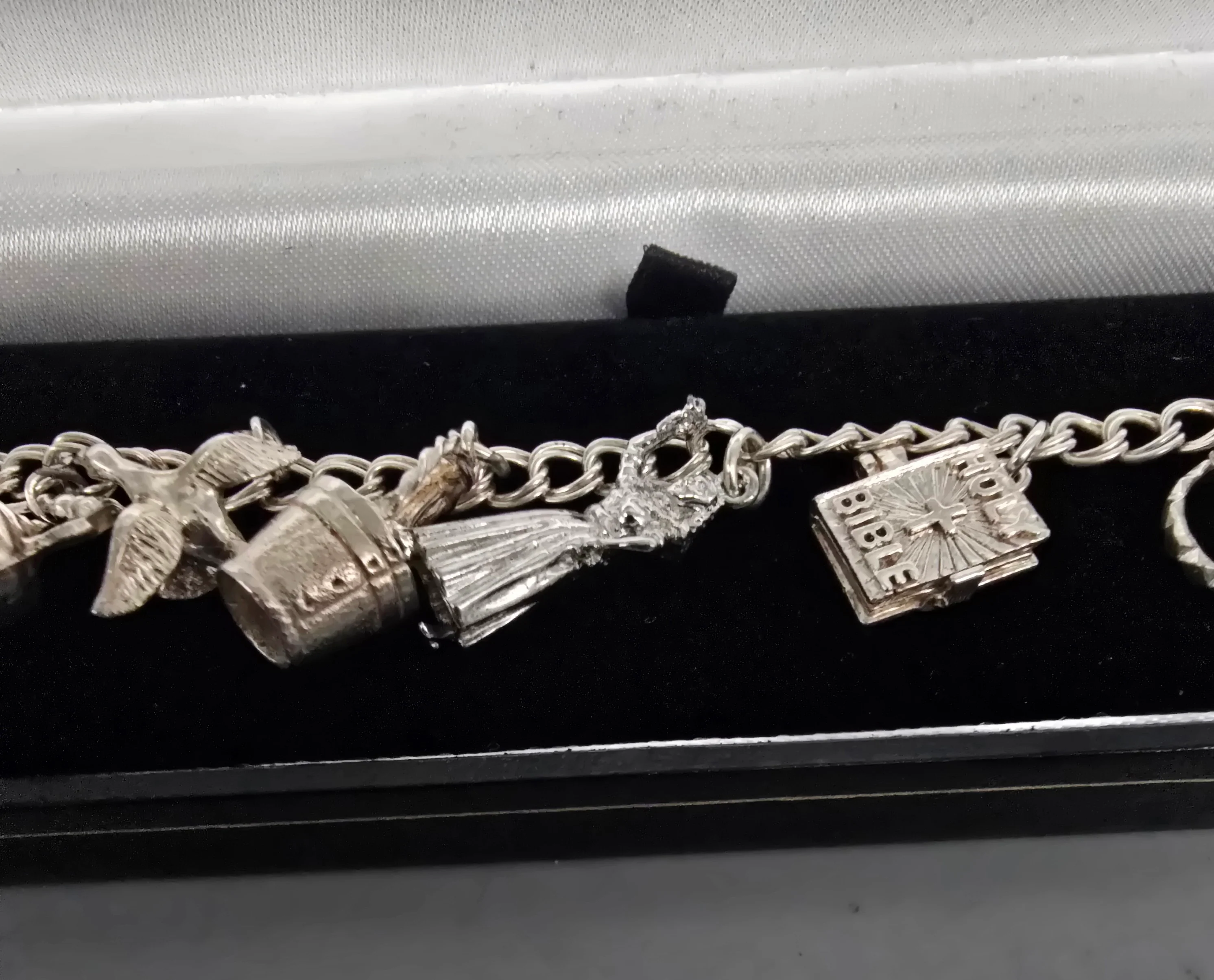 Charm B/Let Pan Ring Silver Ring 926 26.7G 8 CHARMS 8'' in length - Image 3