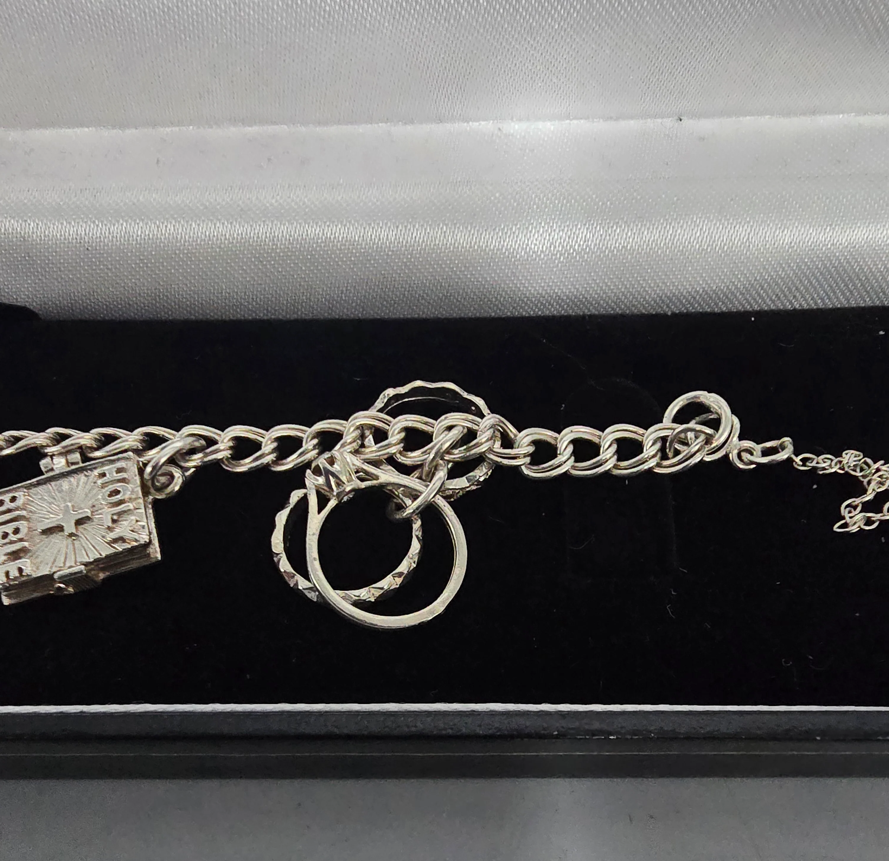 Charm B/Let Pan Ring Silver Ring 926 26.7G 8 CHARMS 8'' in length - Image 4