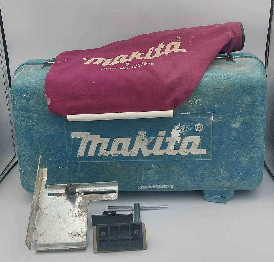 Makita KP0810 110v power wood planer 82mm with carry case & dust bag - Image 2