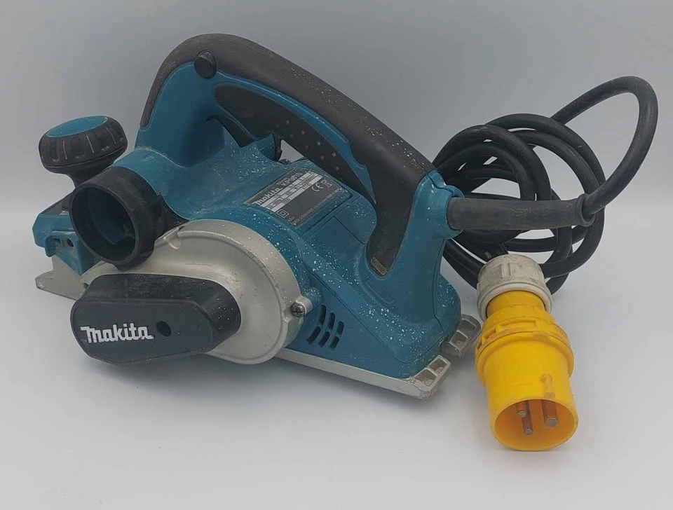 Makita KP0810 110v power wood planer 82mm with carry case & dust bag - Image 3
