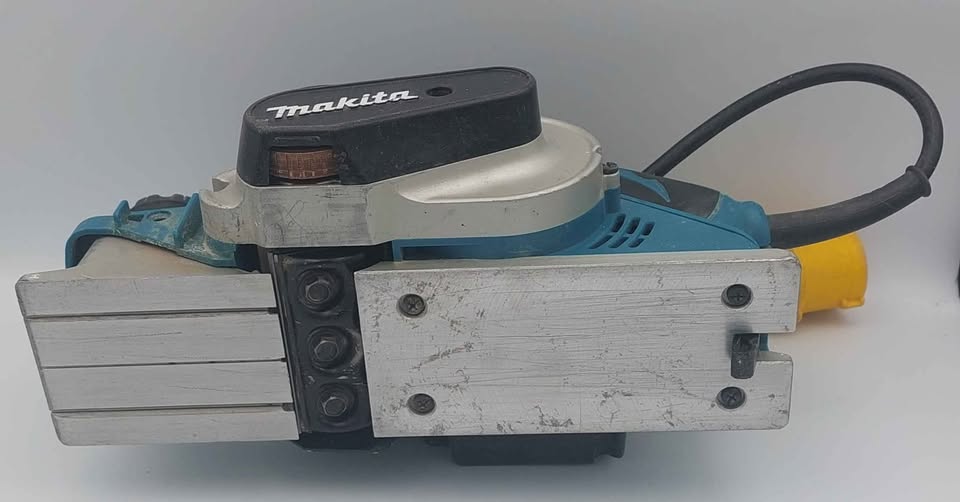 Makita KP0810 110v power wood planer 82mm with carry case & dust bag - Image 4