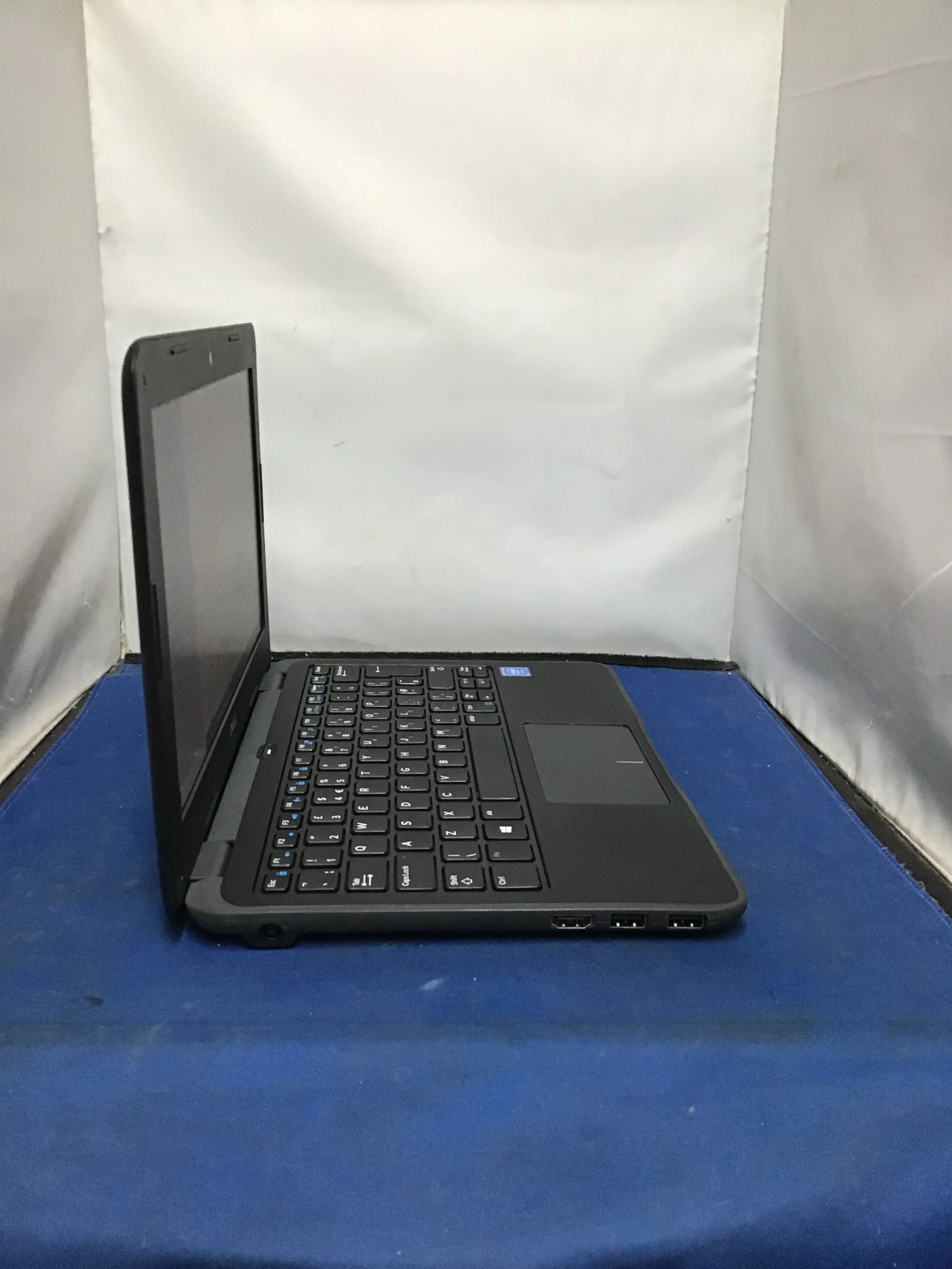 Dell Lattitude 3190 Laptop - Windows 10 - Image 4