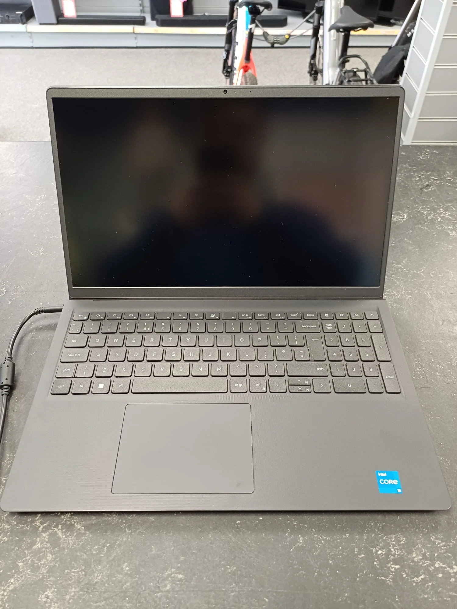 Dell Vostro 3520 - Image 2