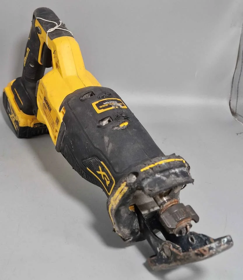 DEWALT 18V XR Brushless Reciprocating Saw with 5amp batt & charger - Image 3