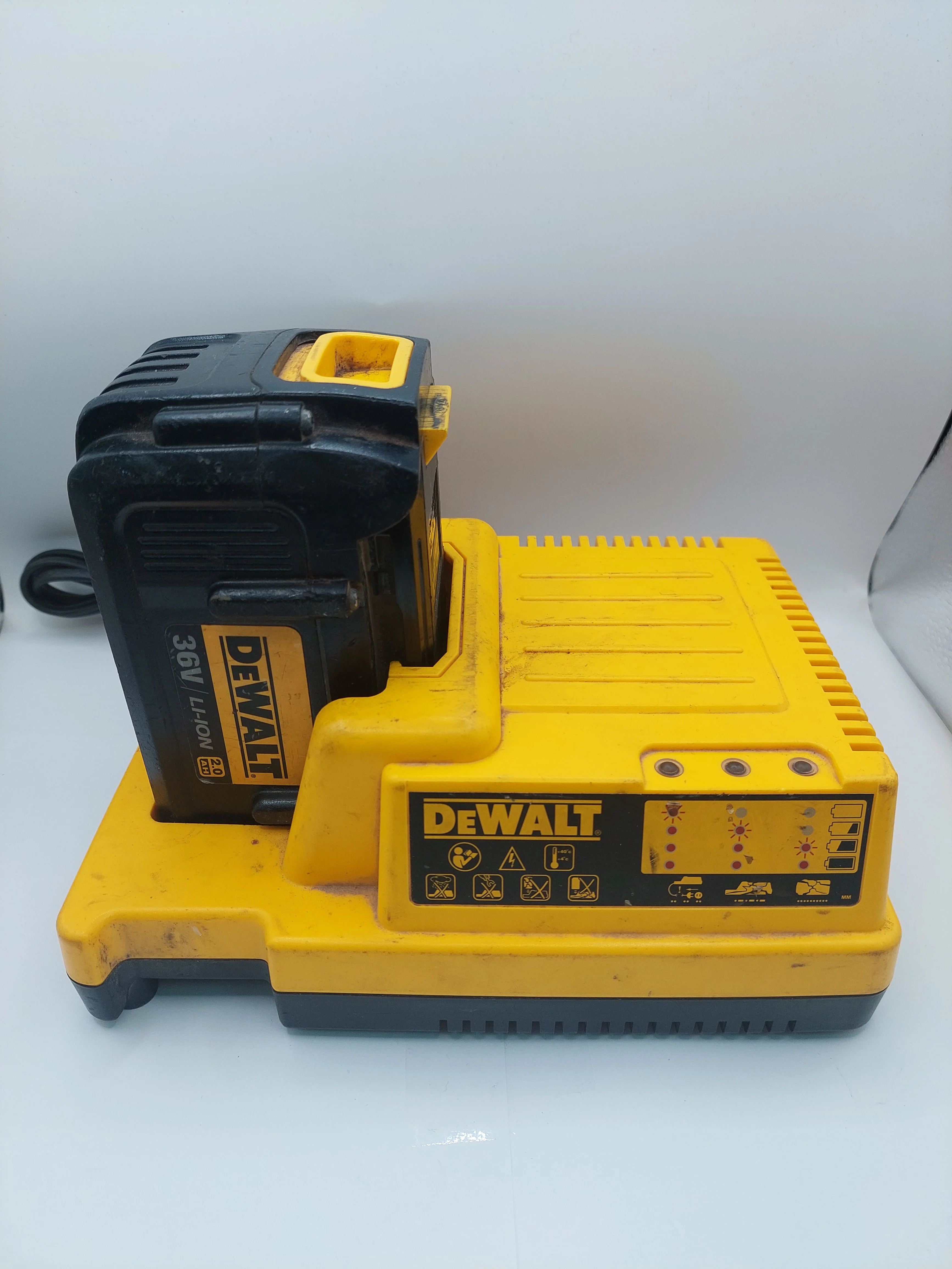 DeWalt DCB361 36V 2.0Ah Battery with DE9000 Charger - Image 2