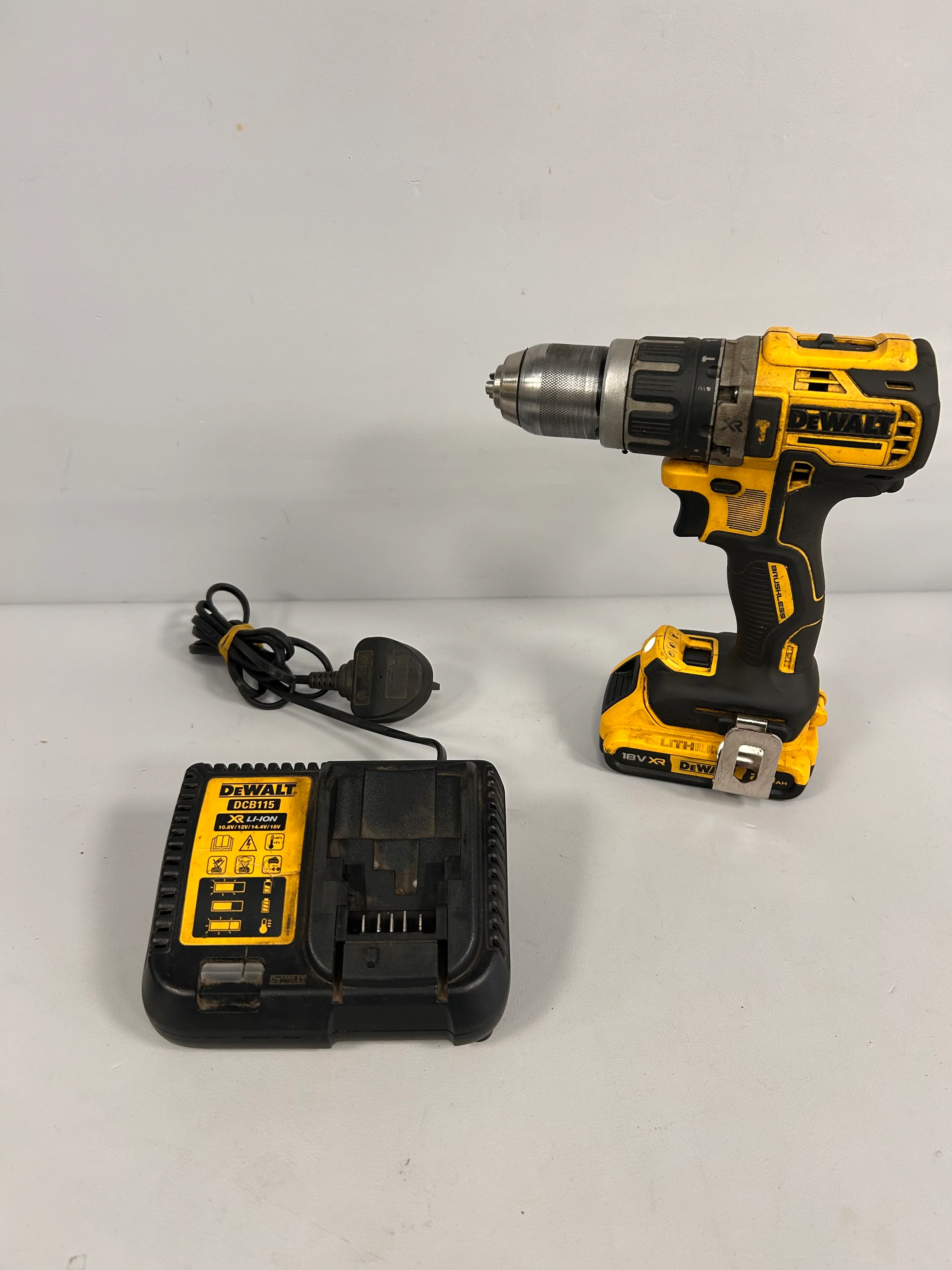 DeWALT DCD796 18V XR BRUSHLESS Combi Drill - Image 2