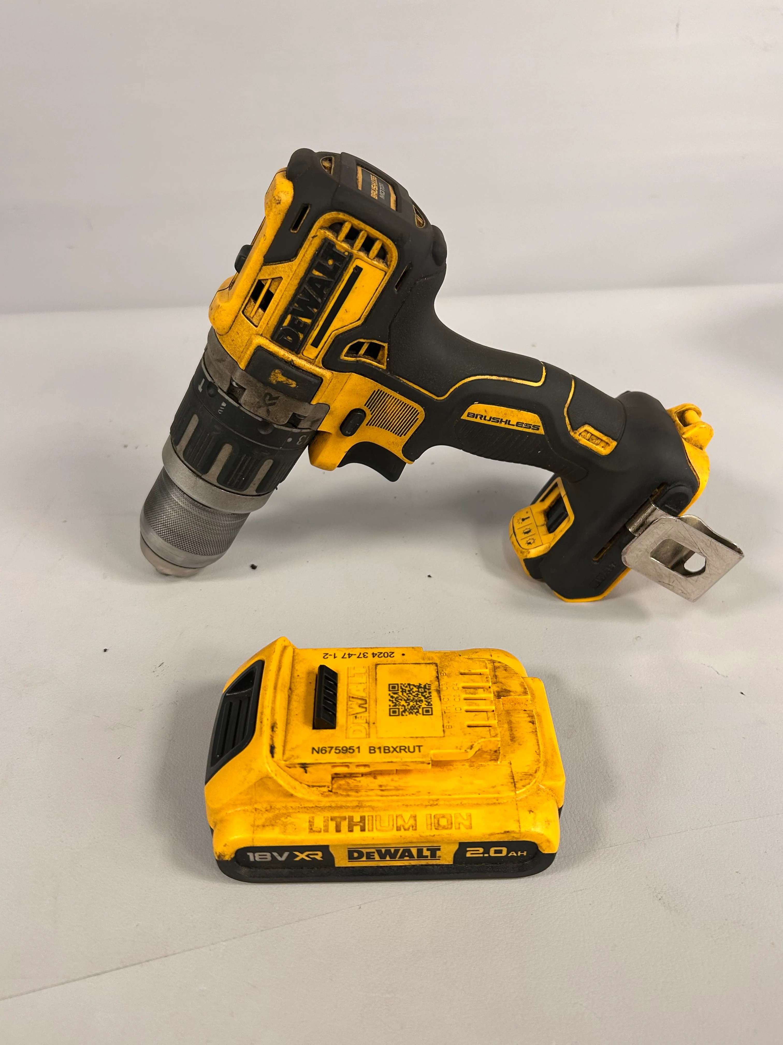 DeWALT DCD796 18V XR BRUSHLESS Combi Drill - Image 3