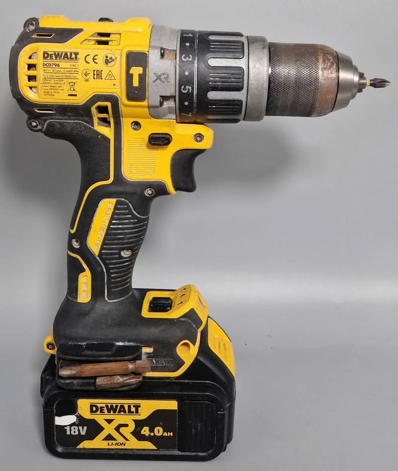 DeWalt DCD796 18V XR Hammer Drill + 4 ah Battery and charger - Image 2