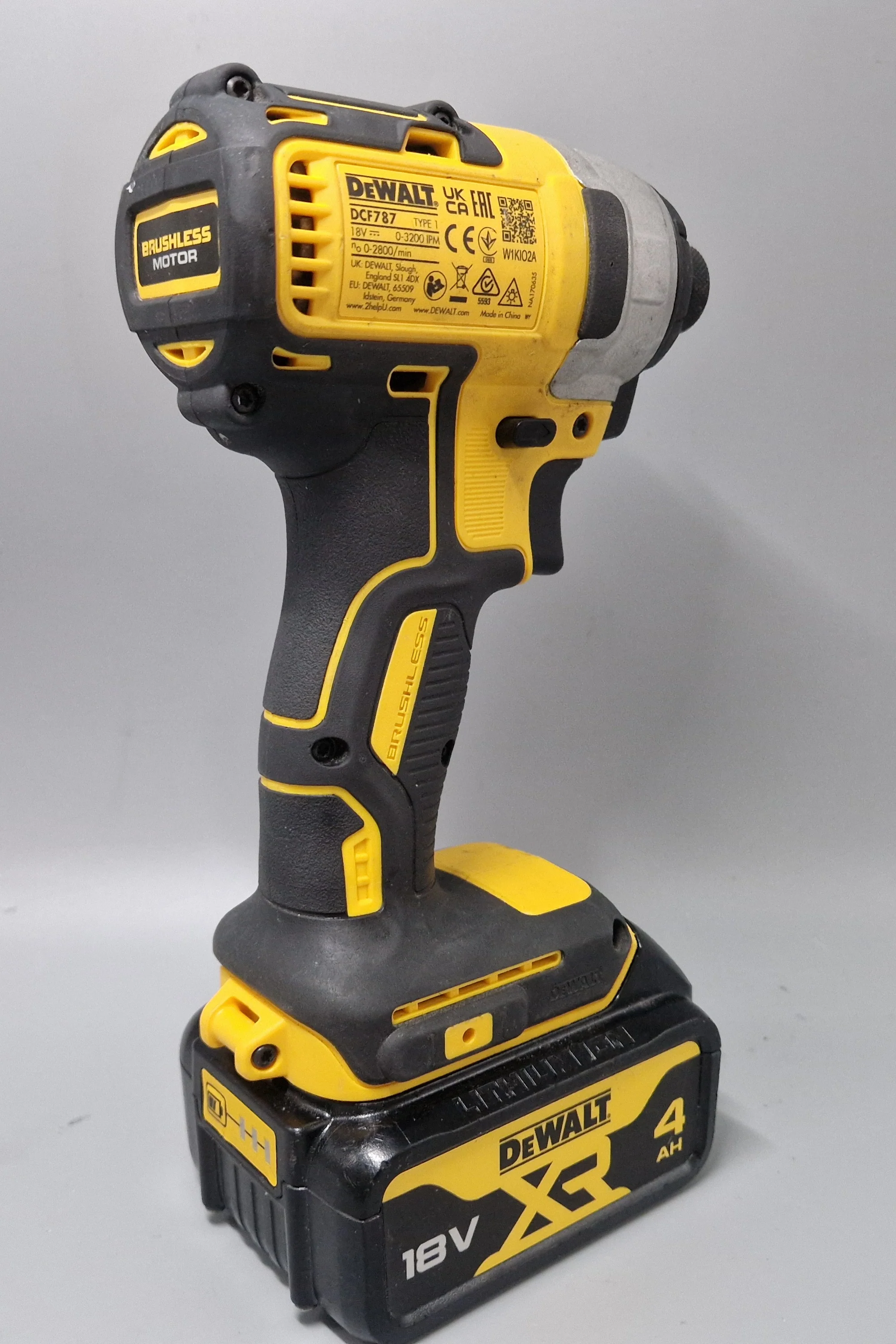 Dewalt DCF787 Cordless Brushless Impact Driver with 2x 4.0ah batteries and charger - Image 2