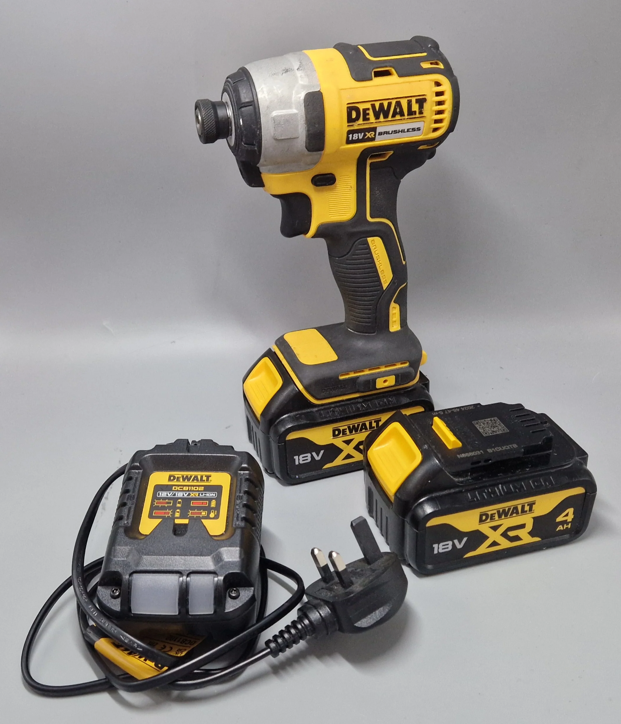 Dewalt DCF787 Cordless Brushless Impact Driver with 2x 4.0ah batteries and charger - Image 3