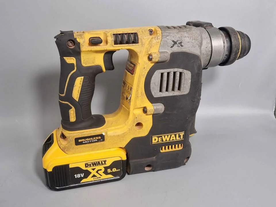 Dewalt DCH273 18V XR Brushless Power Tool with 5Ah Battery, charger and case - Image 2