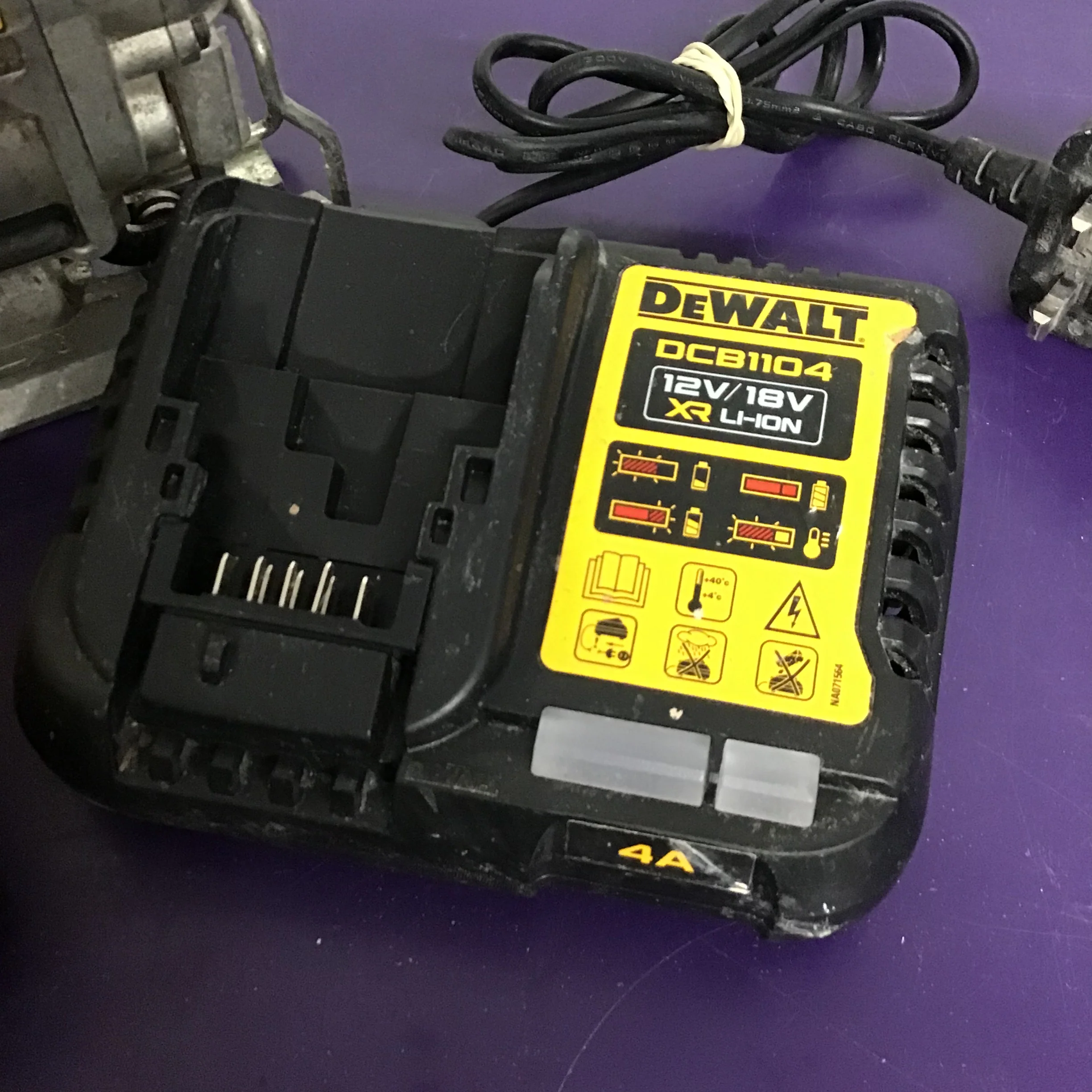 DeWalt DCS331 18V XR Pendulum Jigsaw with battery and charger. - Image 2