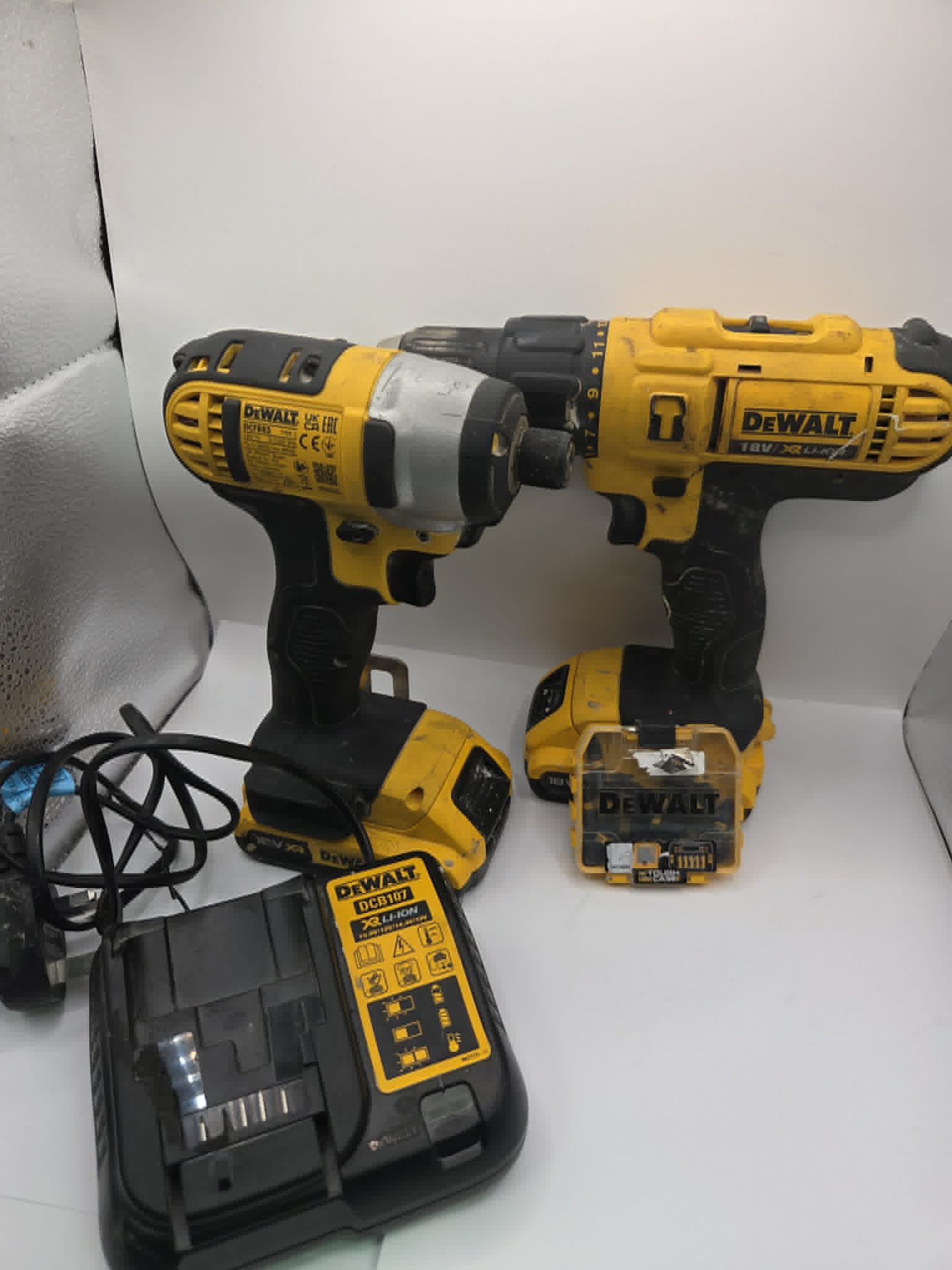 DEWALT DCZ298D2T-SFGB 18V 2 x 2.0Ah Li-Ion XR Cordless Combi Drill & Impact Driver Twin Pack - Image 2
