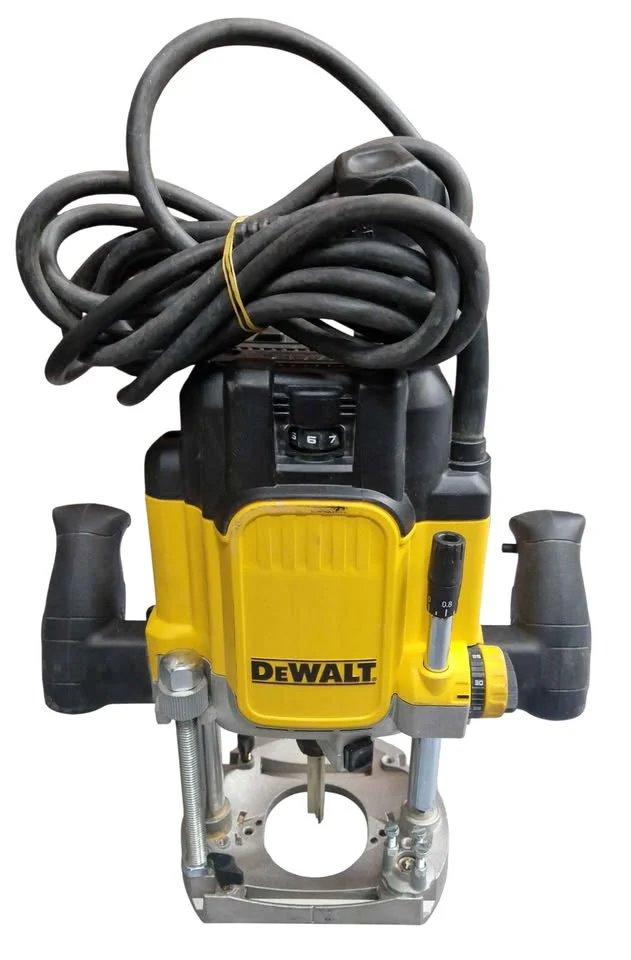 DeWALT DWE625 Plunge Router 230V with Strong box and accessories *collection only* - Image 3