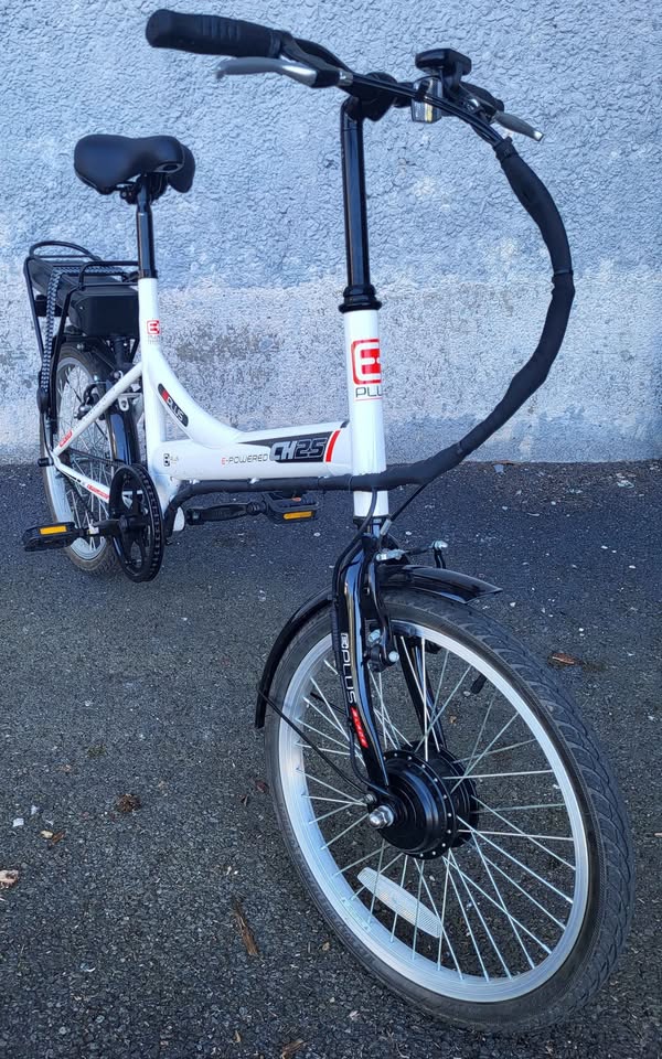 E-plus CH25 Electric Pedal Assisted Unisex Bike 250w comes with key and charger