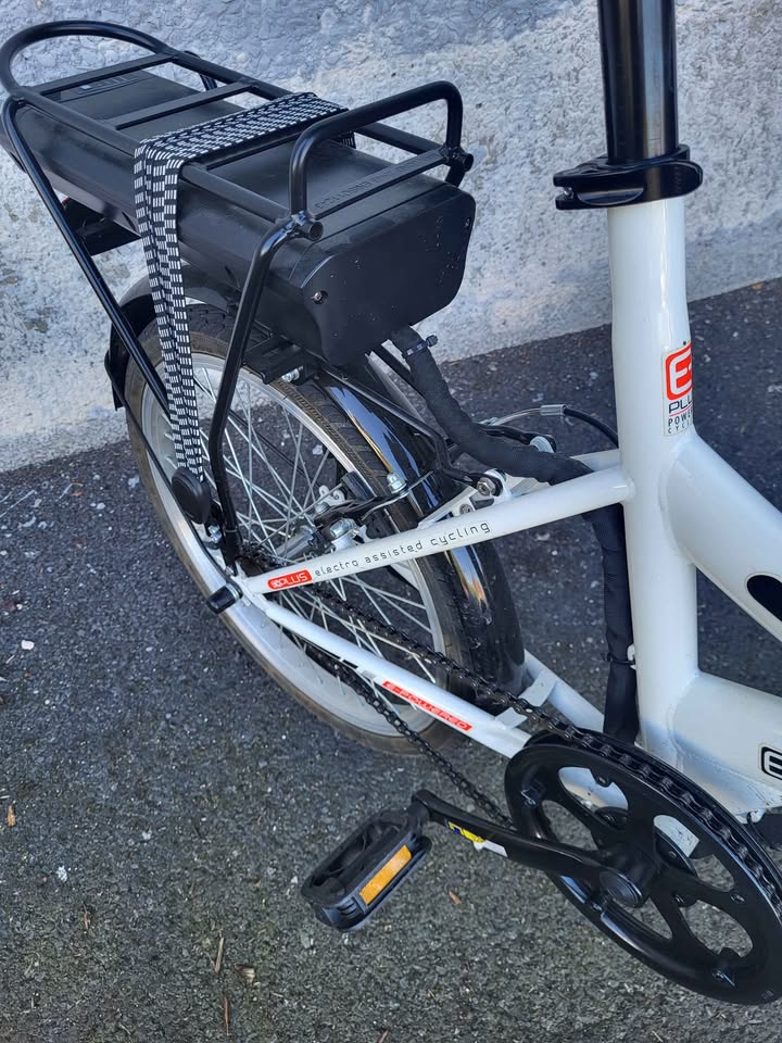 E-plus CH25 Electric Pedal Assisted Unisex Bike 250w comes with key and charger - Image 2