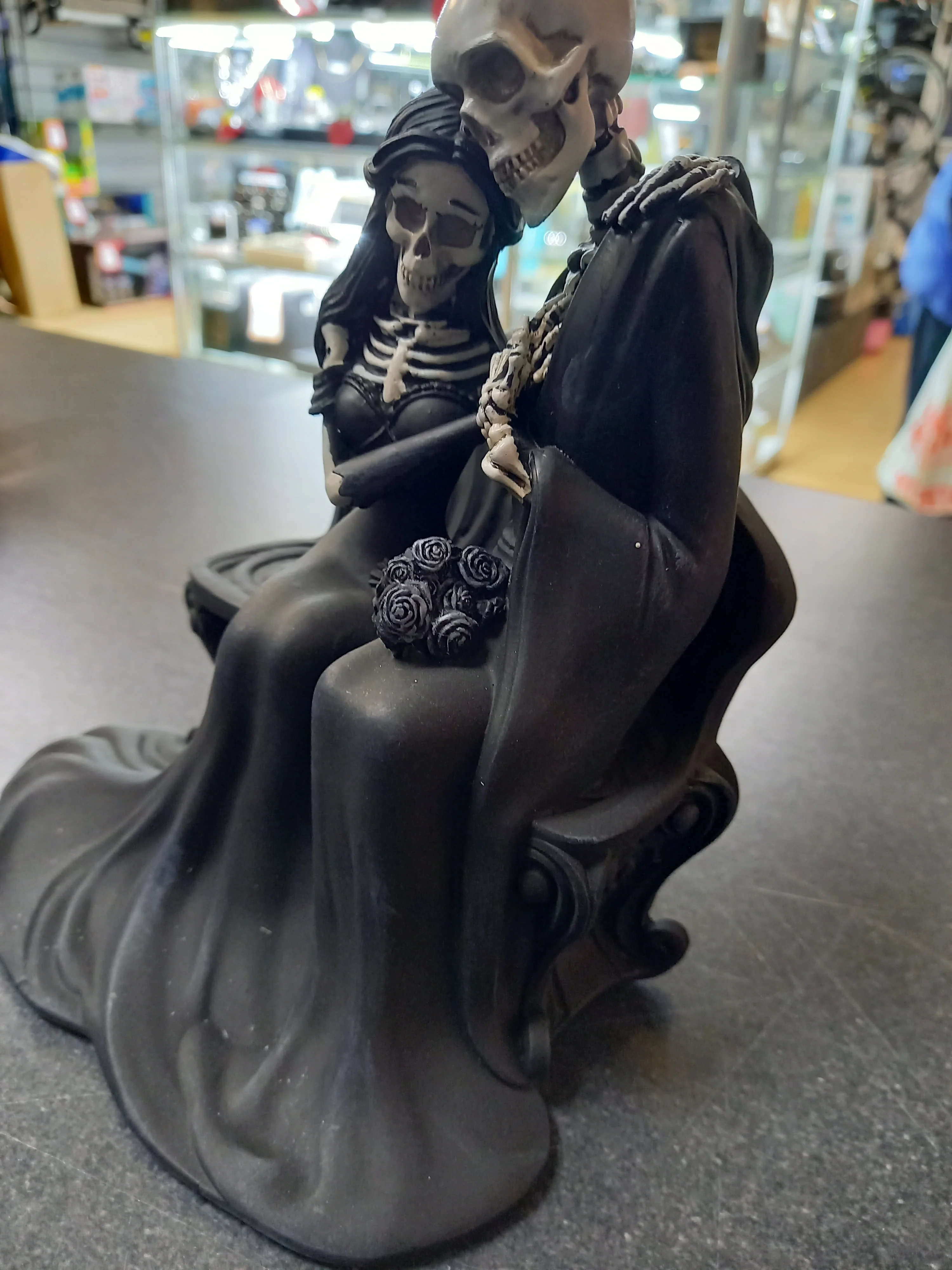 Eternal Bond Skeleton Figurine - Image 4