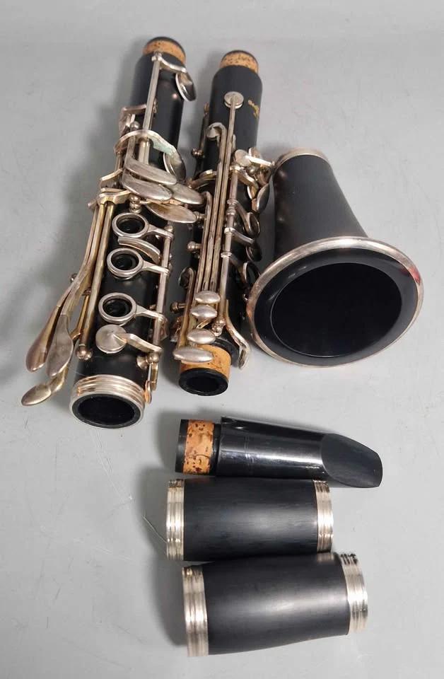 Grassi CL200 Master Series Clarinet, 17 Keys with case and loads of extras - Image 2