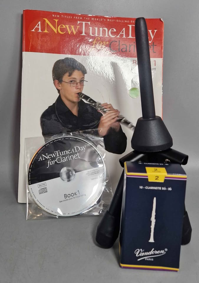 Grassi CL200 Master Series Clarinet, 17 Keys with case and loads of extras - Image 3