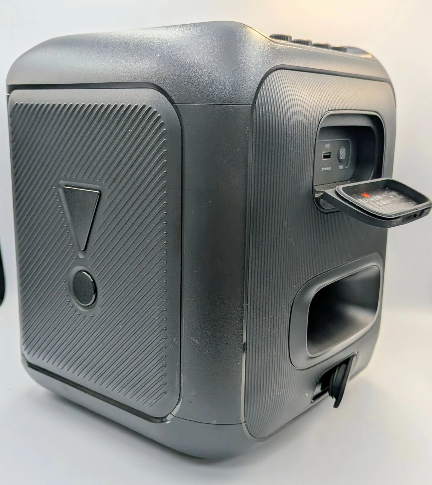 JBL Partybox Encore Essential Bluetooth Speaker unboxed - Image 2
