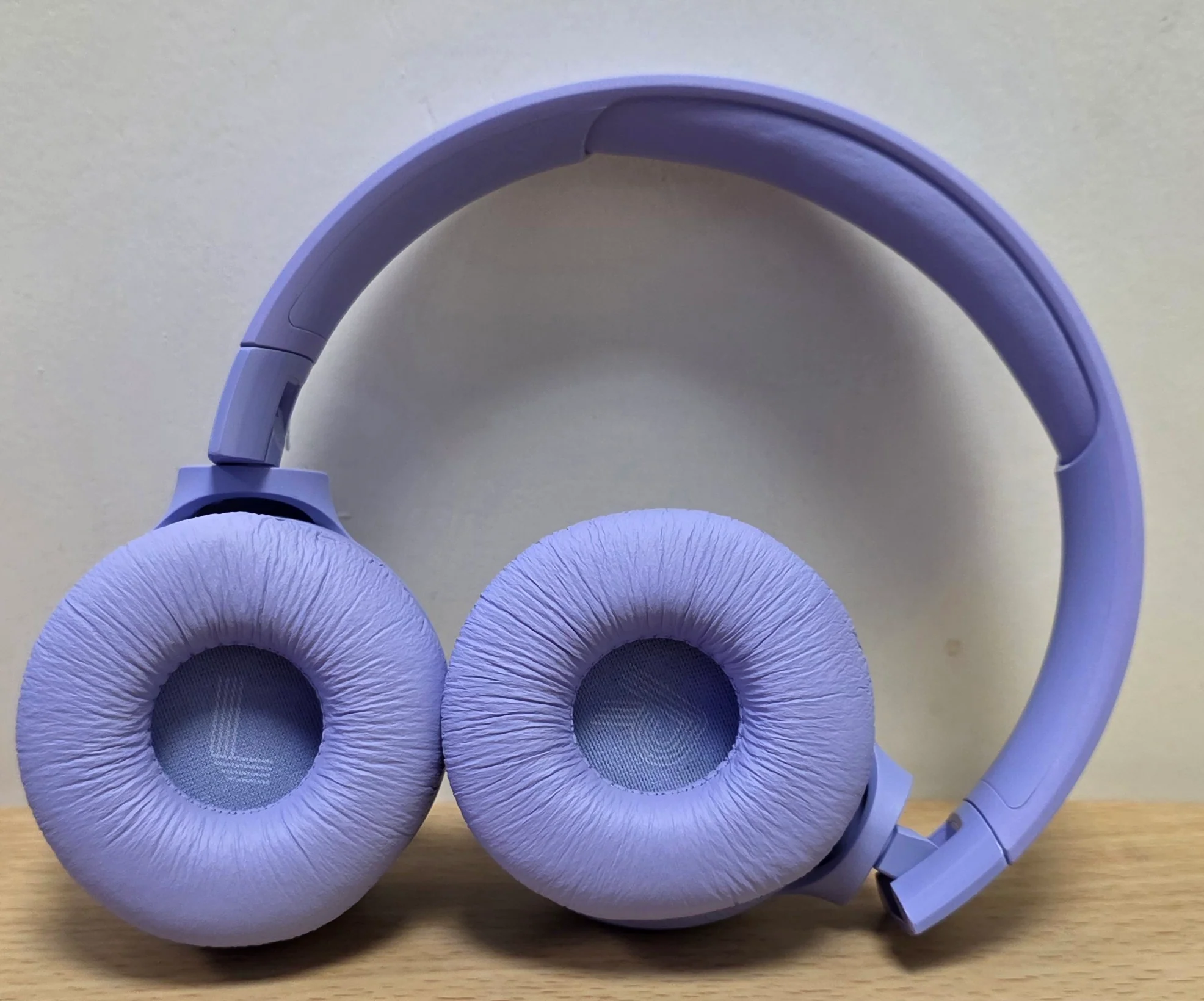 JBL Tune 520 Wired On Ear Headphones with Microphone - Image 2