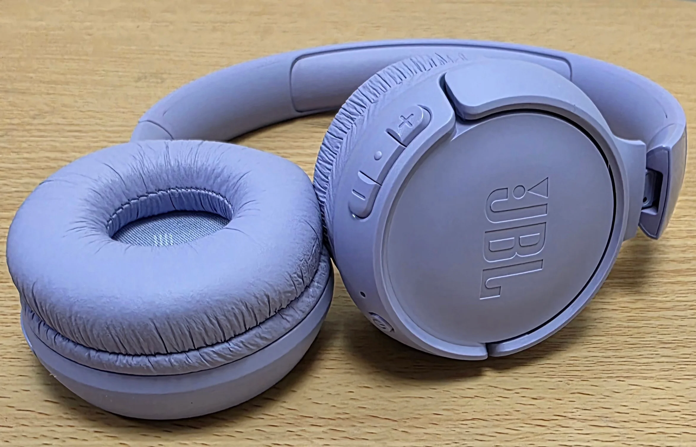 JBL Tune 520 Wired On Ear Headphones with Microphone - Image 3
