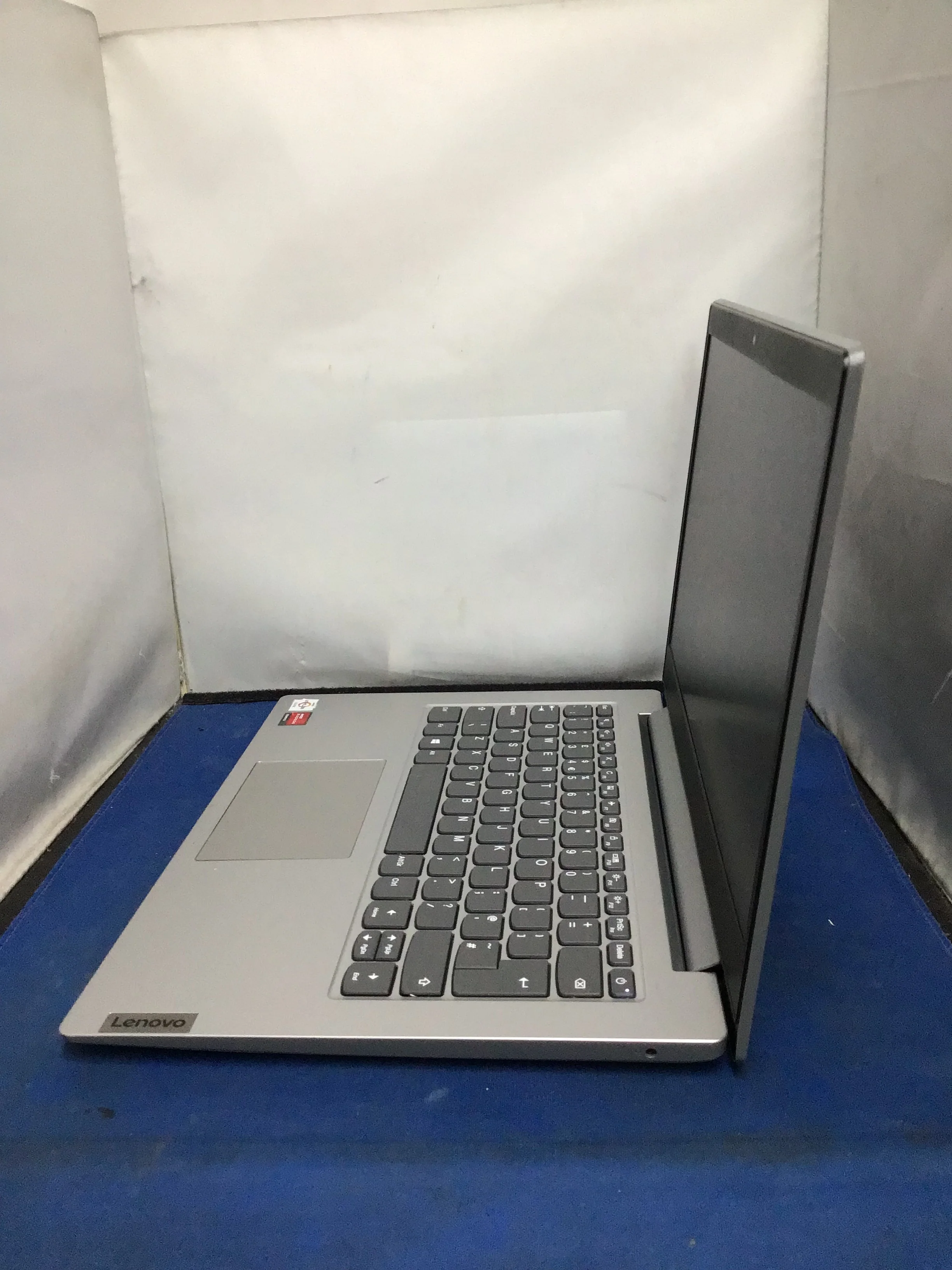 Lenovo Laptop AMD Radeon Graphics - Image 2