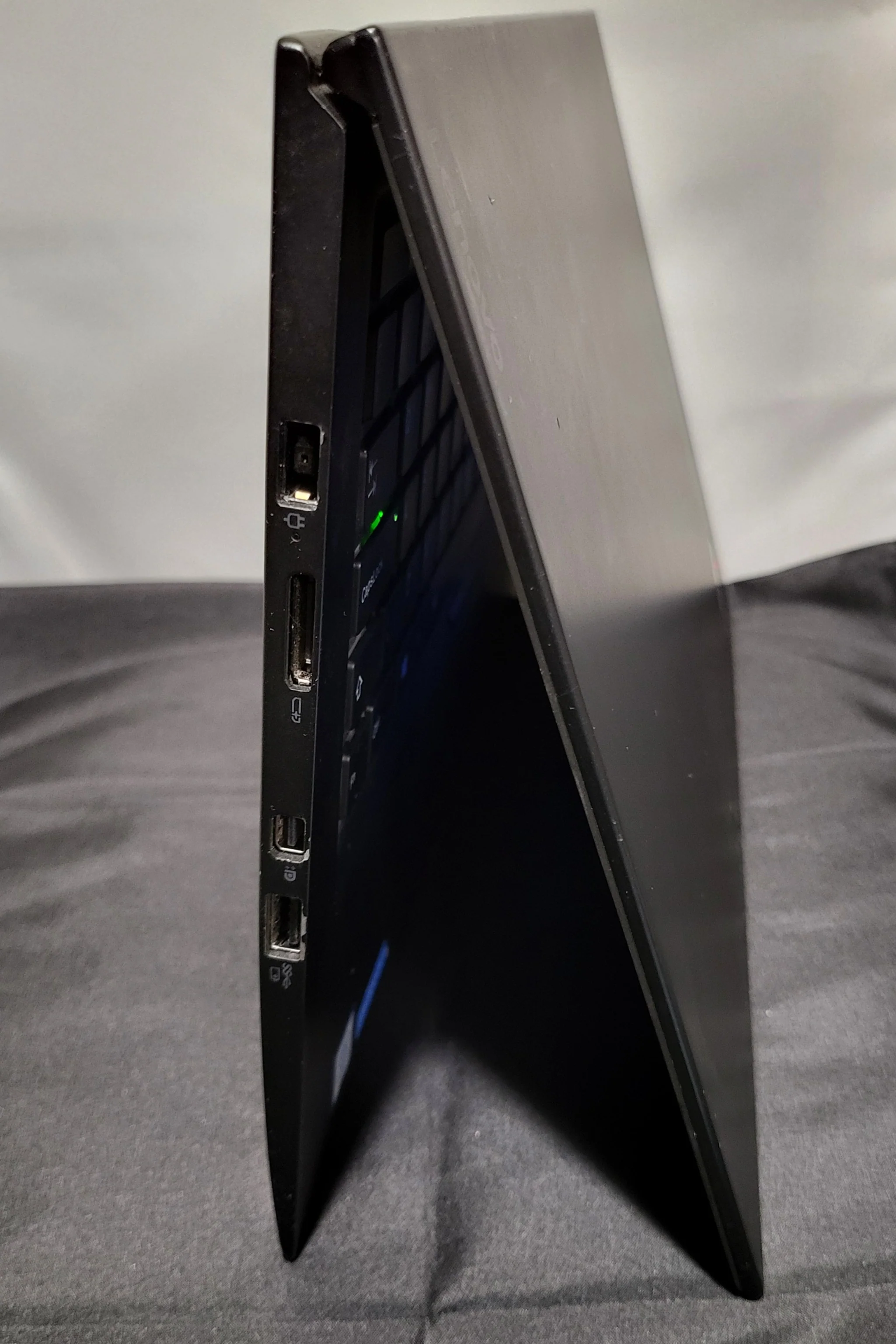 Lenovo ThinkPad X1 Carbon 4th Generation, Windows 10, 8GB Ram, 256GB SSD, i5-6200U, 14" - Image 4