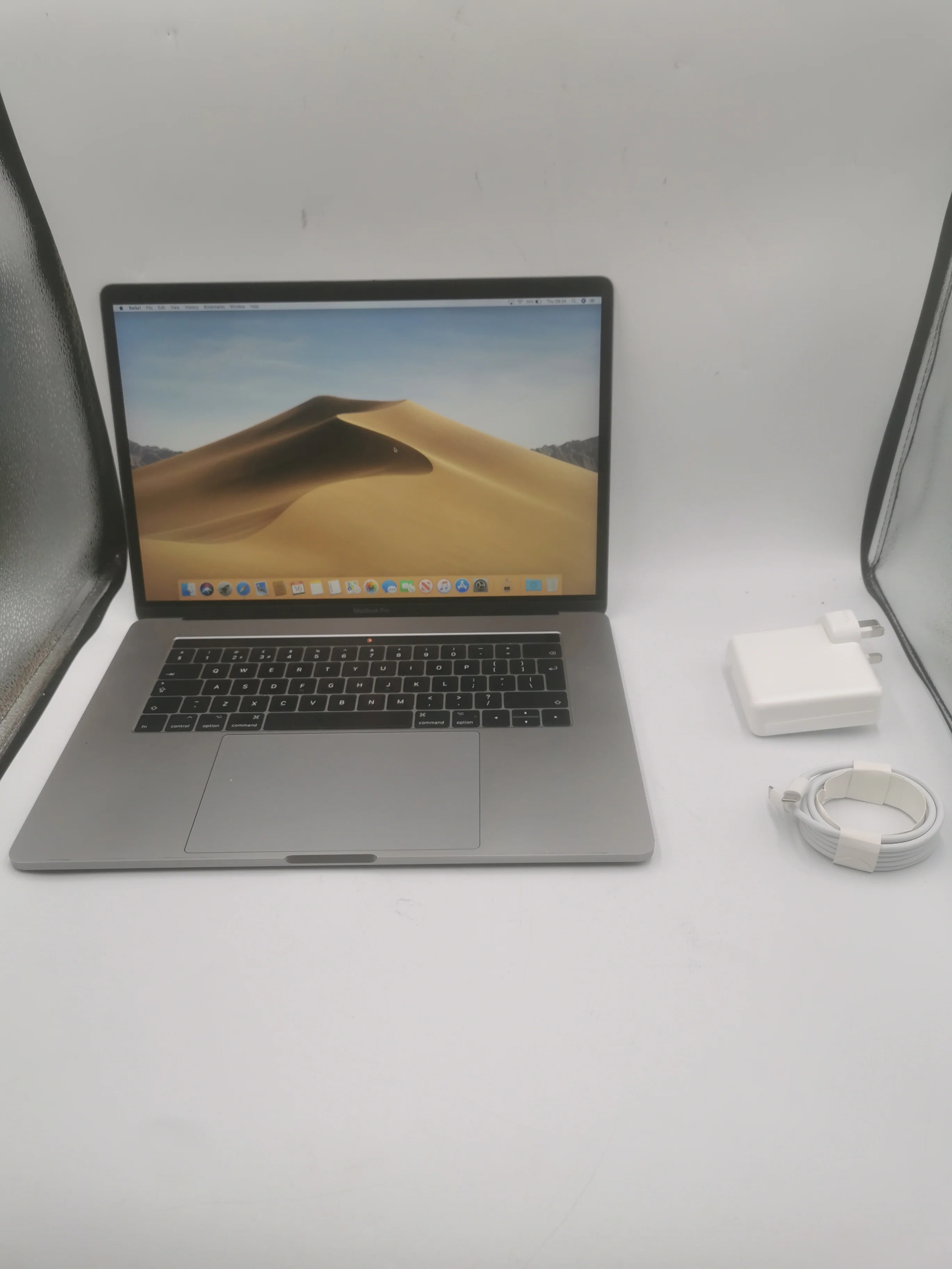 MacBook Pro 14,3 i7-7820HQ 16GB RAM 512GB SSD 15" Screen 560 4GB SG-dints on corners minor scratches on case