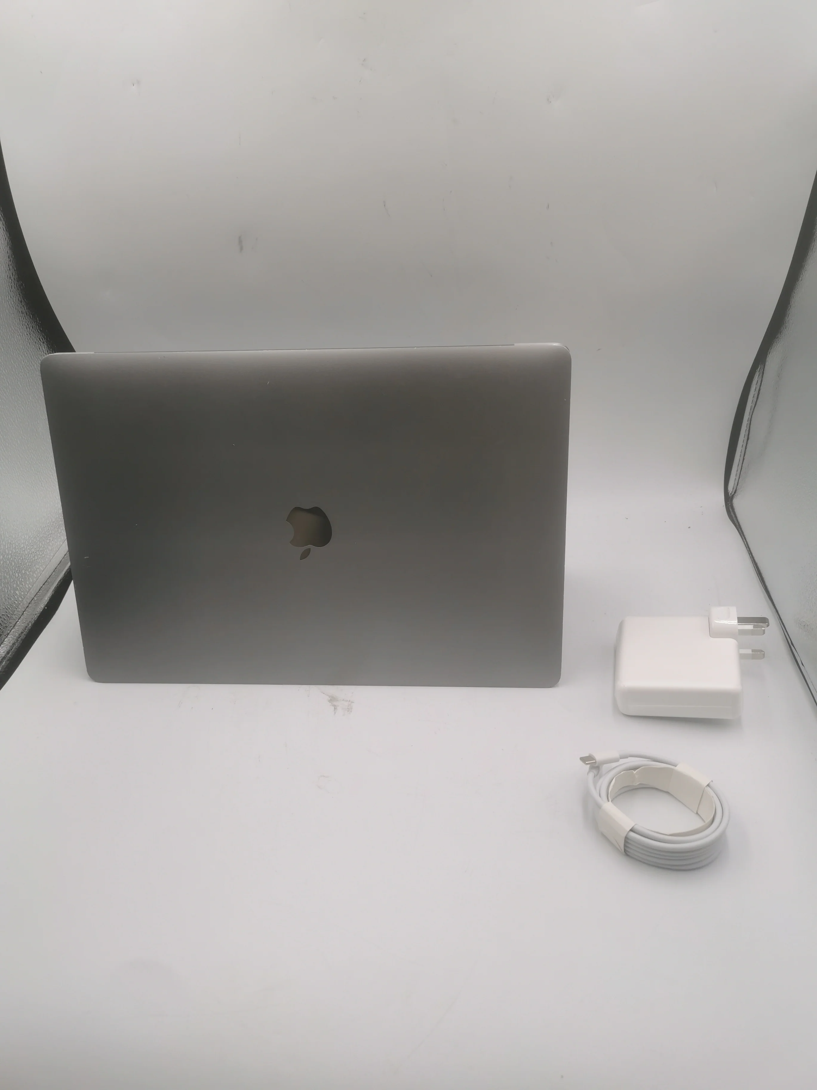 MacBook Pro 14,3 i7-7820HQ 16GB RAM 512GB SSD 15" Screen 560 4GB SG-dints on corners minor scratches on case - Image 2
